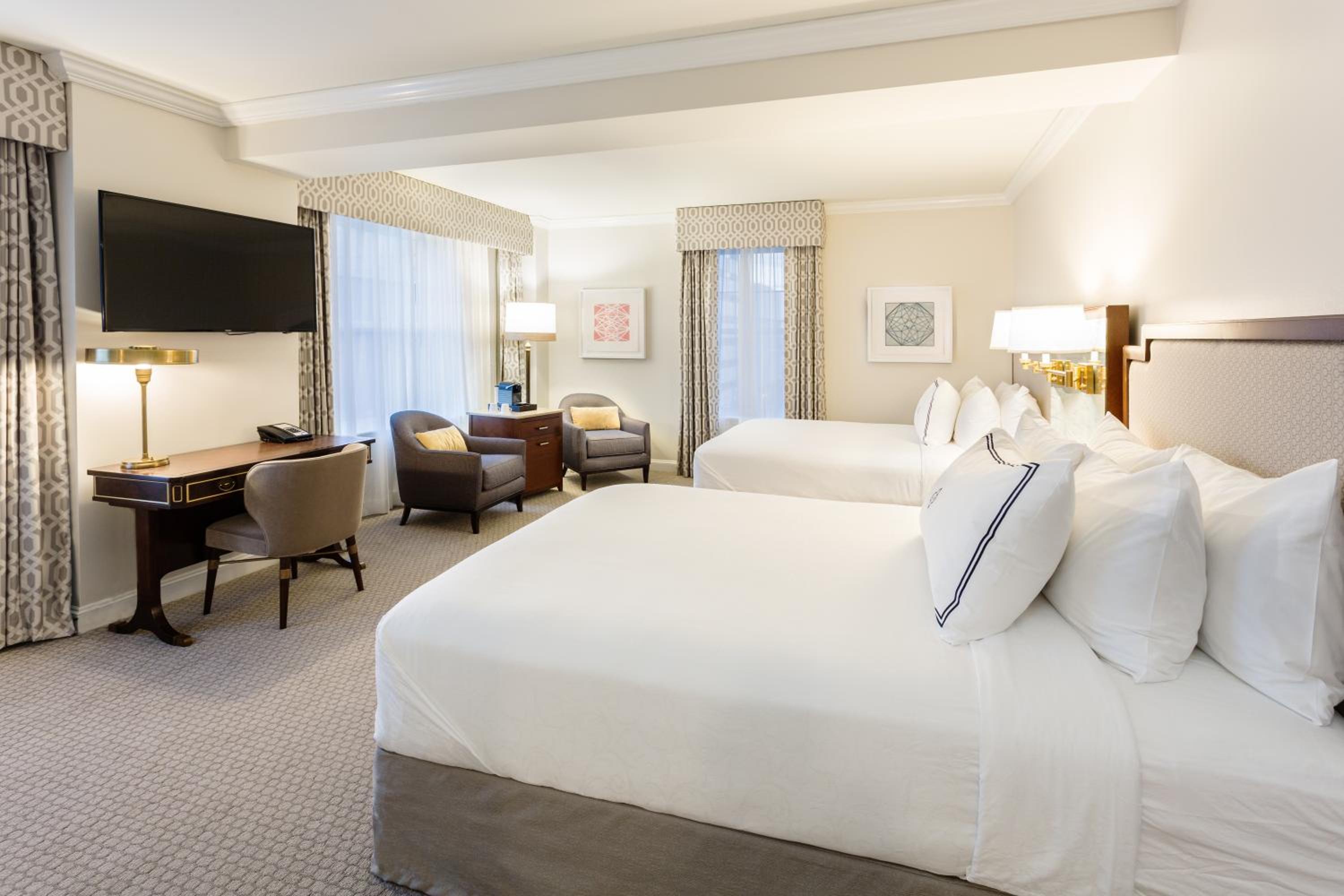 Deluxe Queen Room with Two Queen Beds - Photo 5