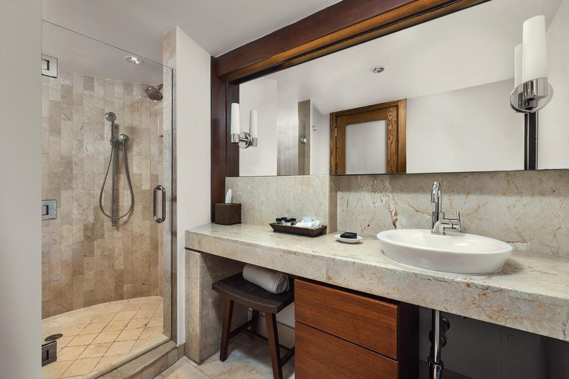 Modern King Room - Photo 5