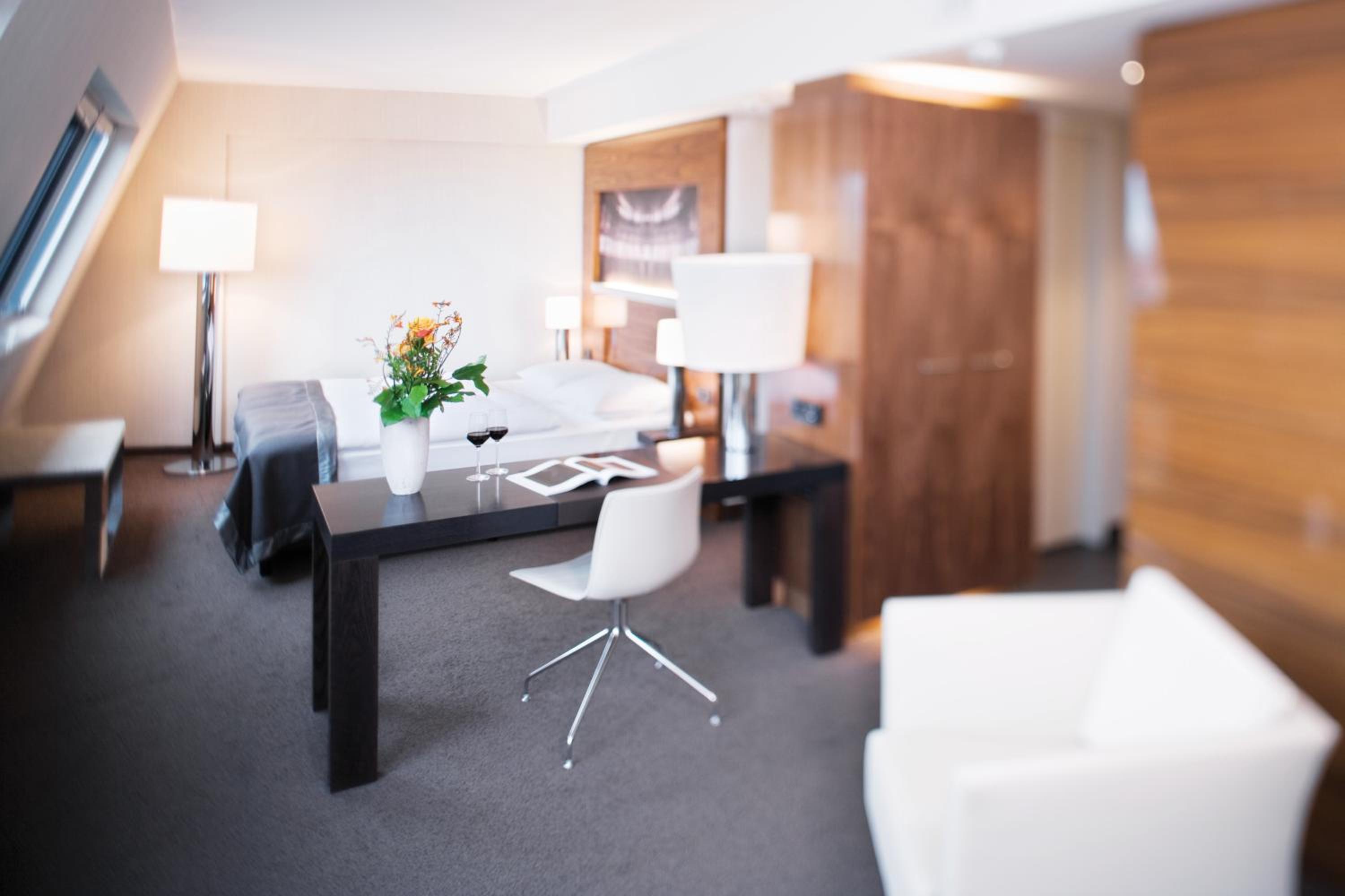 Junior King Suite - Photo 8