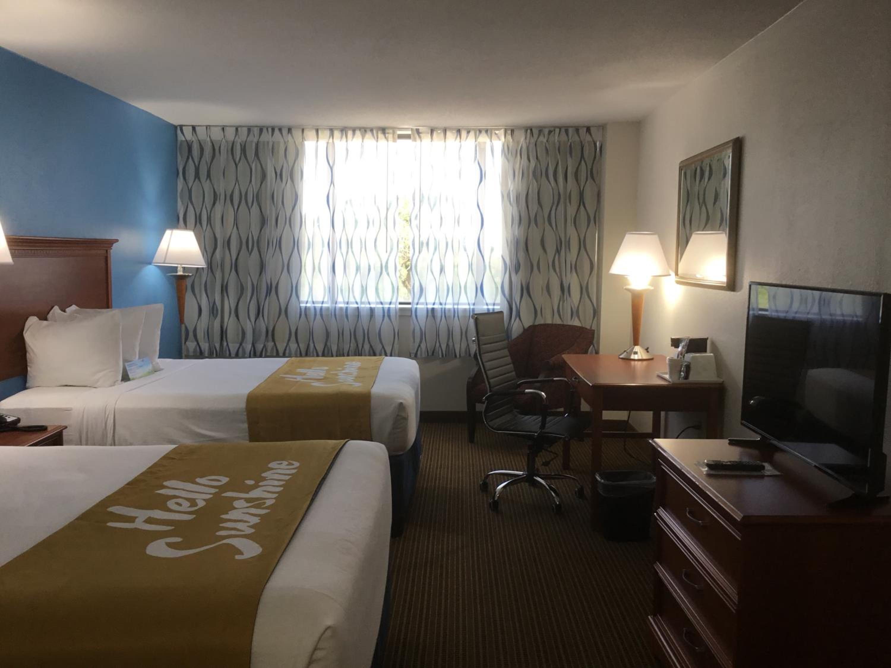 Deluxe Queen Room with Two Queen Beds - Non-Smoking - Photo 2