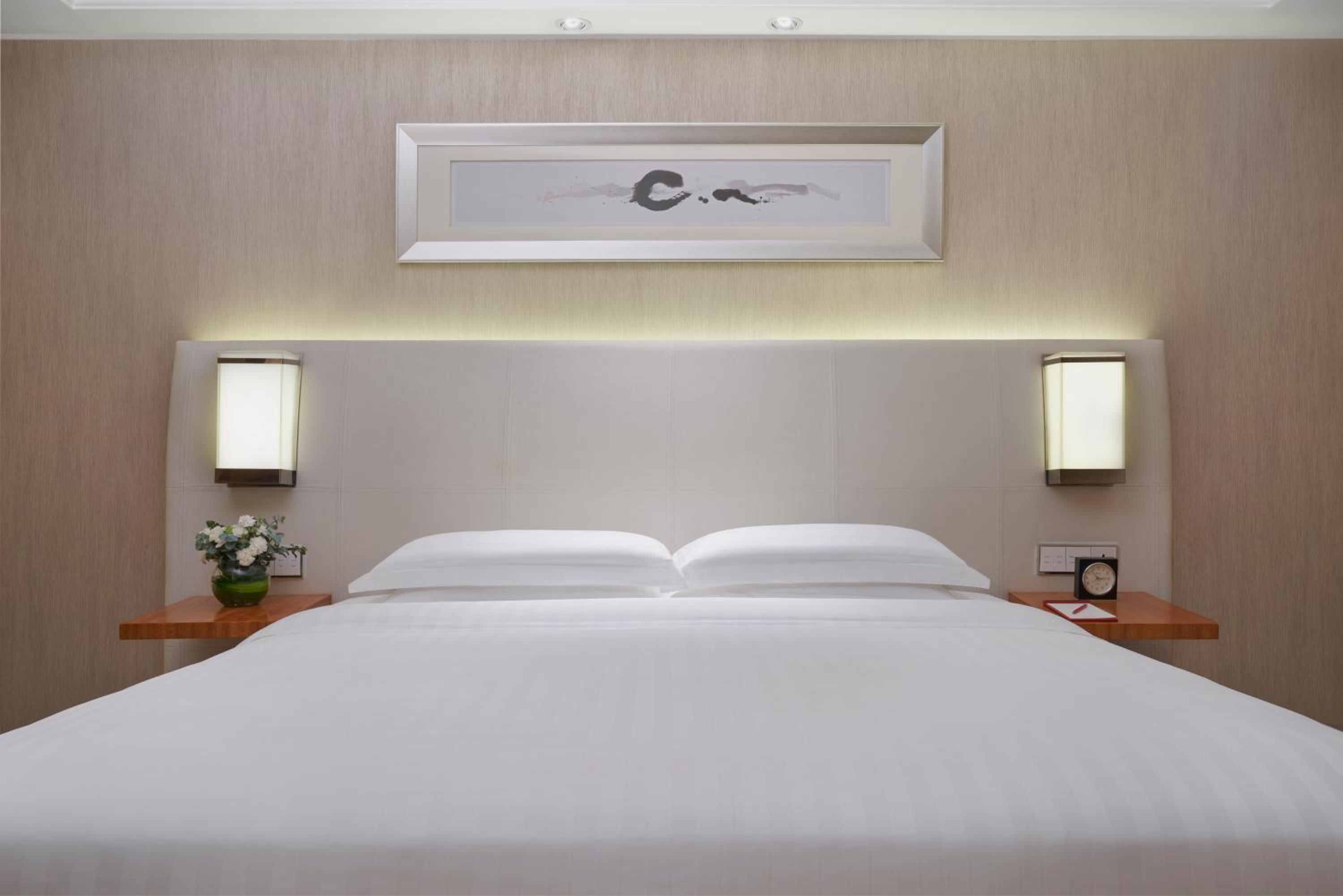 1 King Bed, Club Access - Photo 3