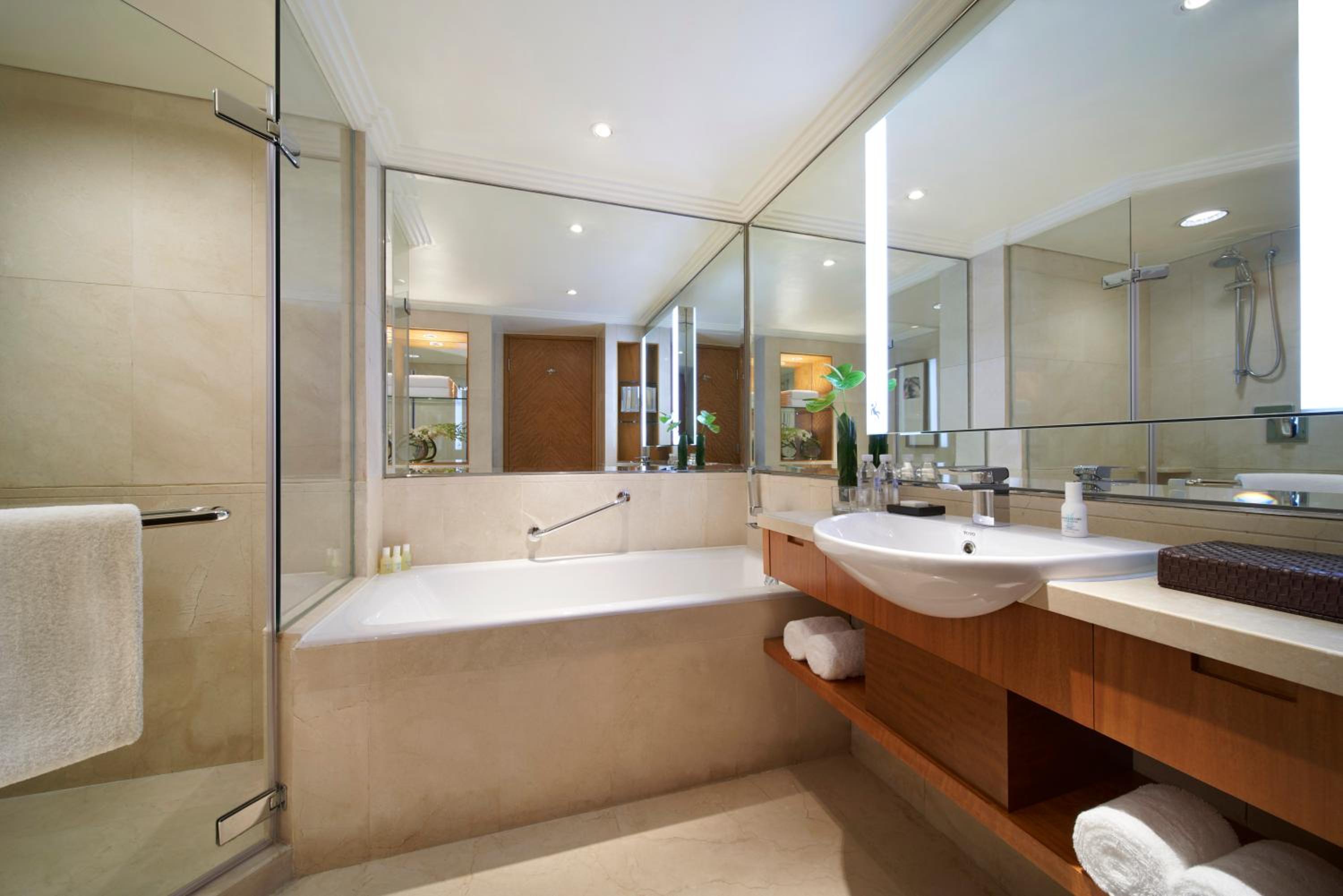 Two-Bedroom Family Suite, 1 King Bed & 2 Twin Beds - Photo 5