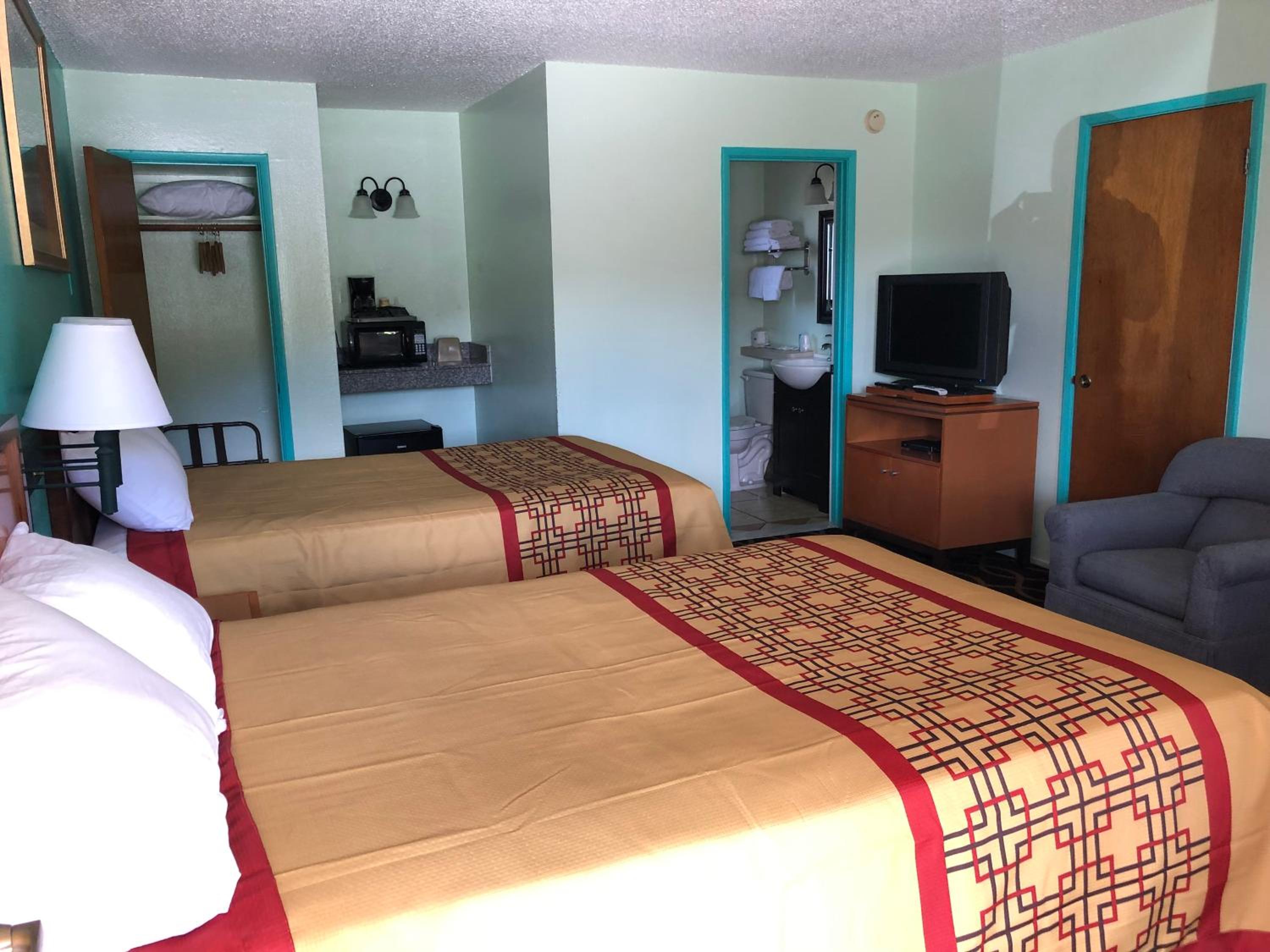 Double Room with Two Double Beds - Photo 4