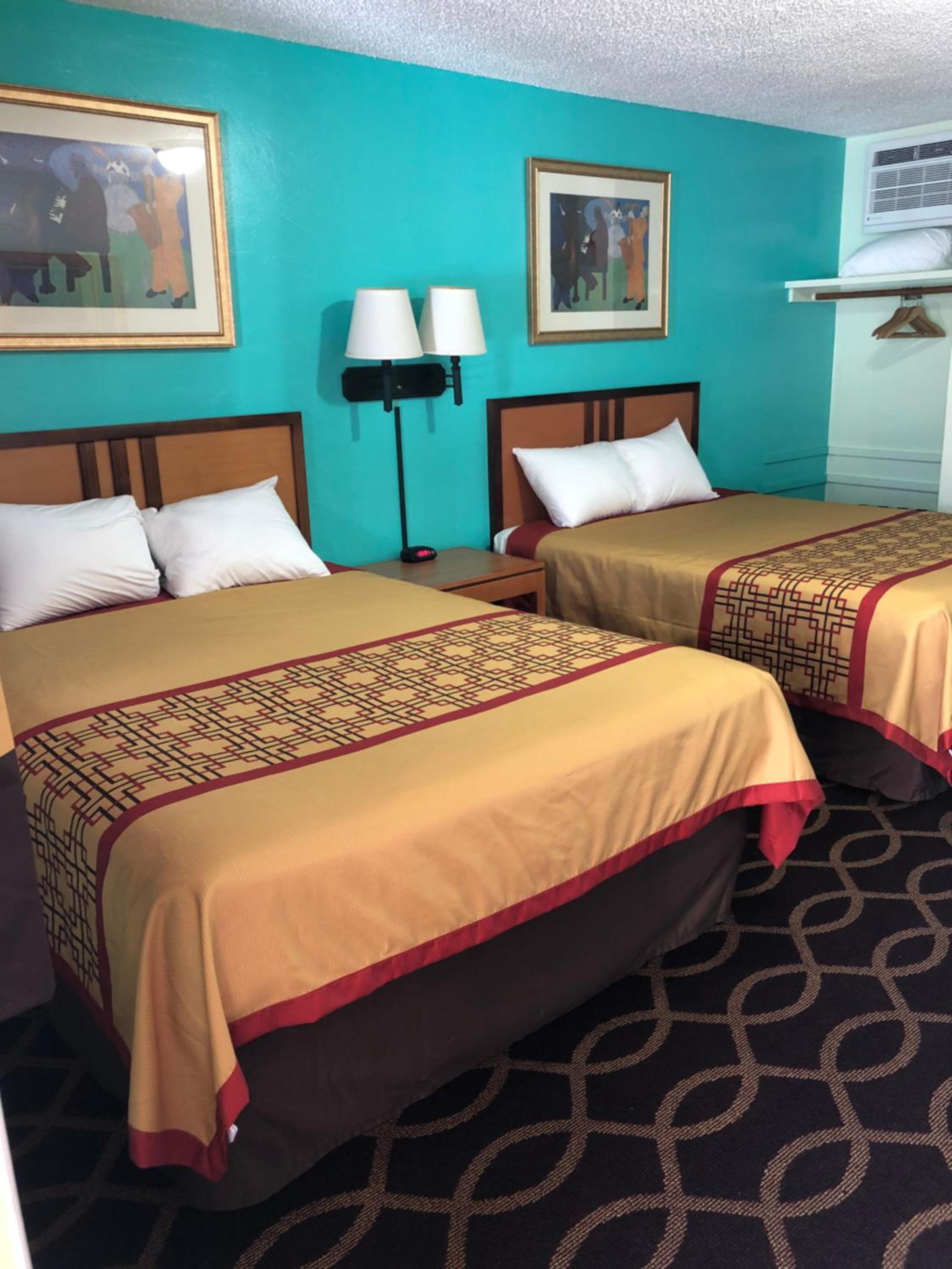 Queen Room with Two Queen Beds - Photo 2