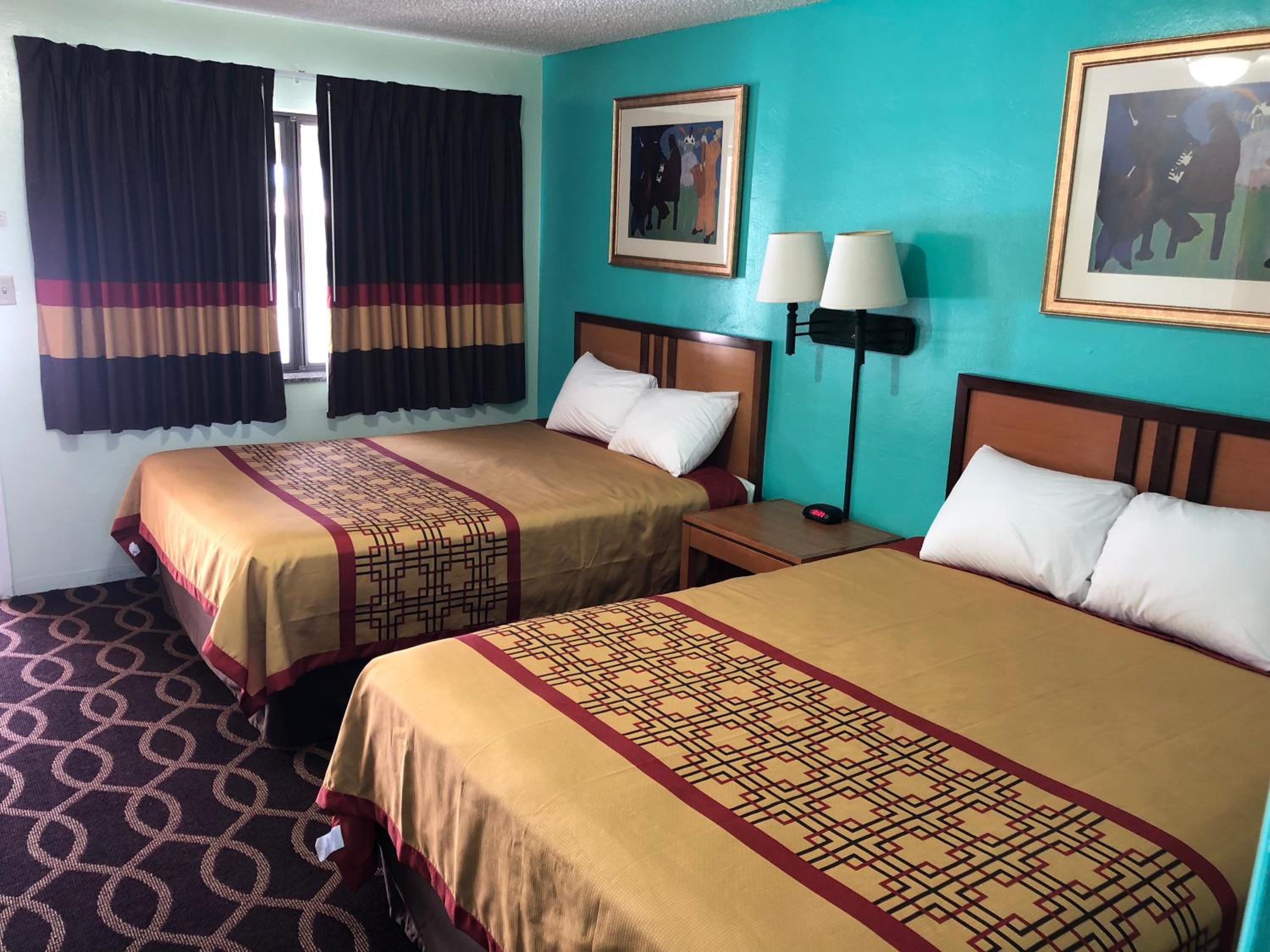 Queen Room with Two Queen Beds - Photo 6
