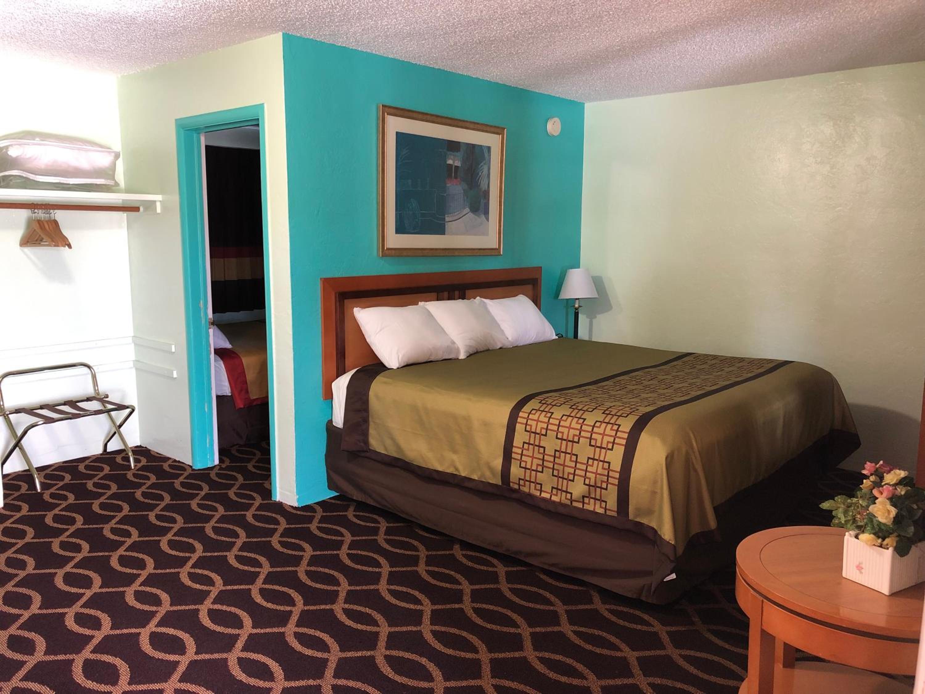 Family Two-Bedroom Suite - Photo 8