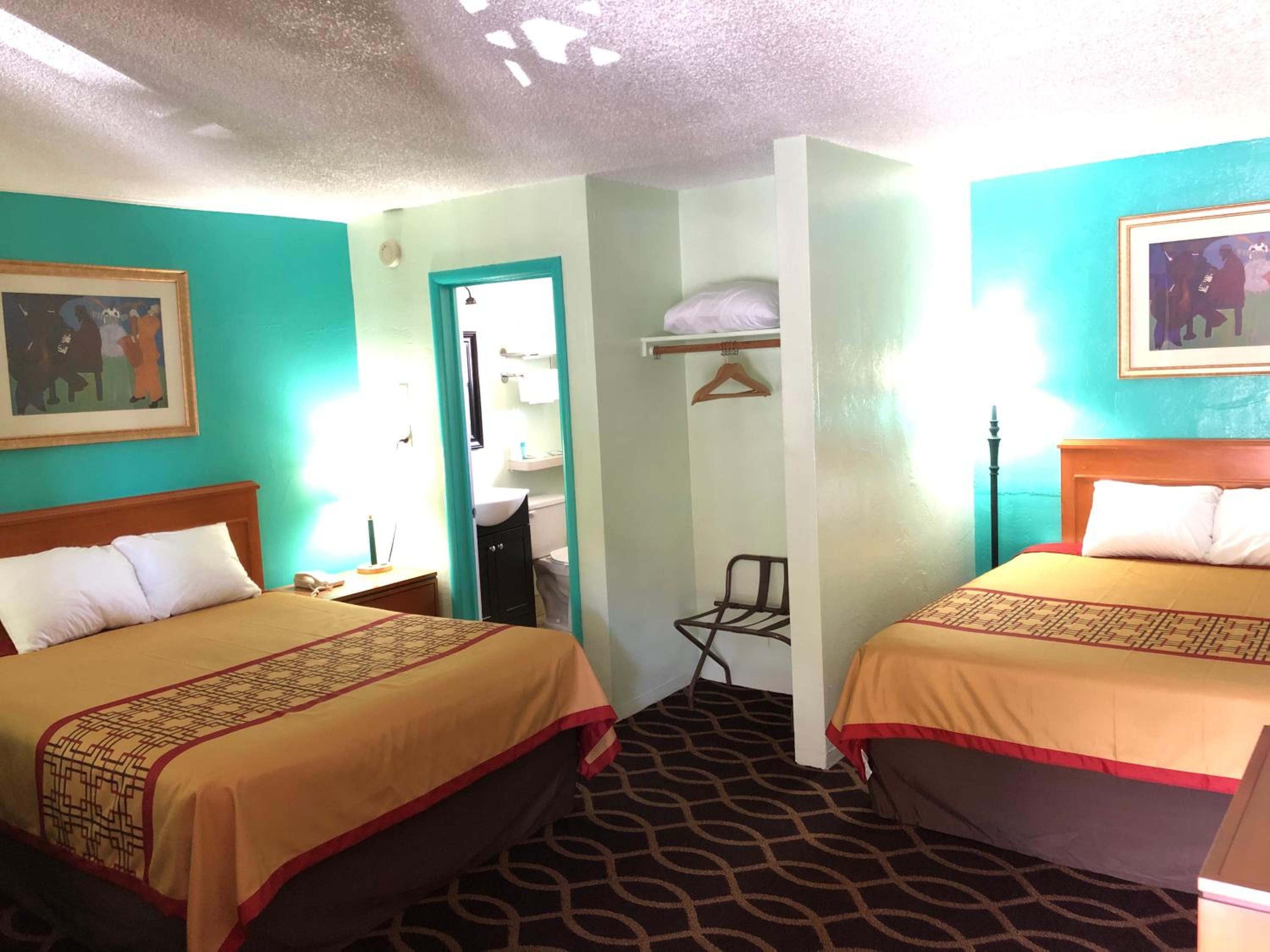Queen Room with Two Queen Beds - Photo 5