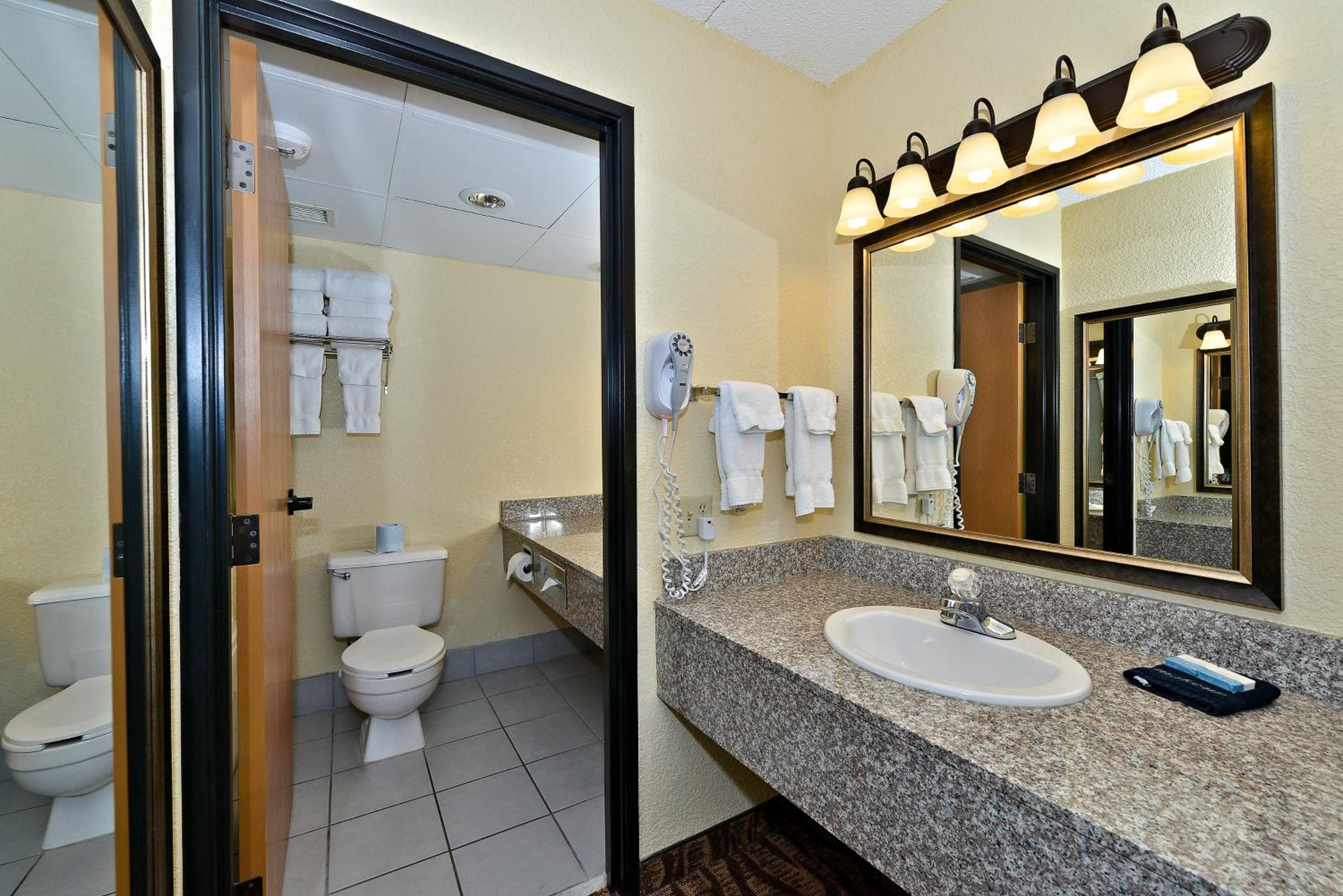 Suite with King Bed and Jet Tub - Non-Smoking - Photo 3