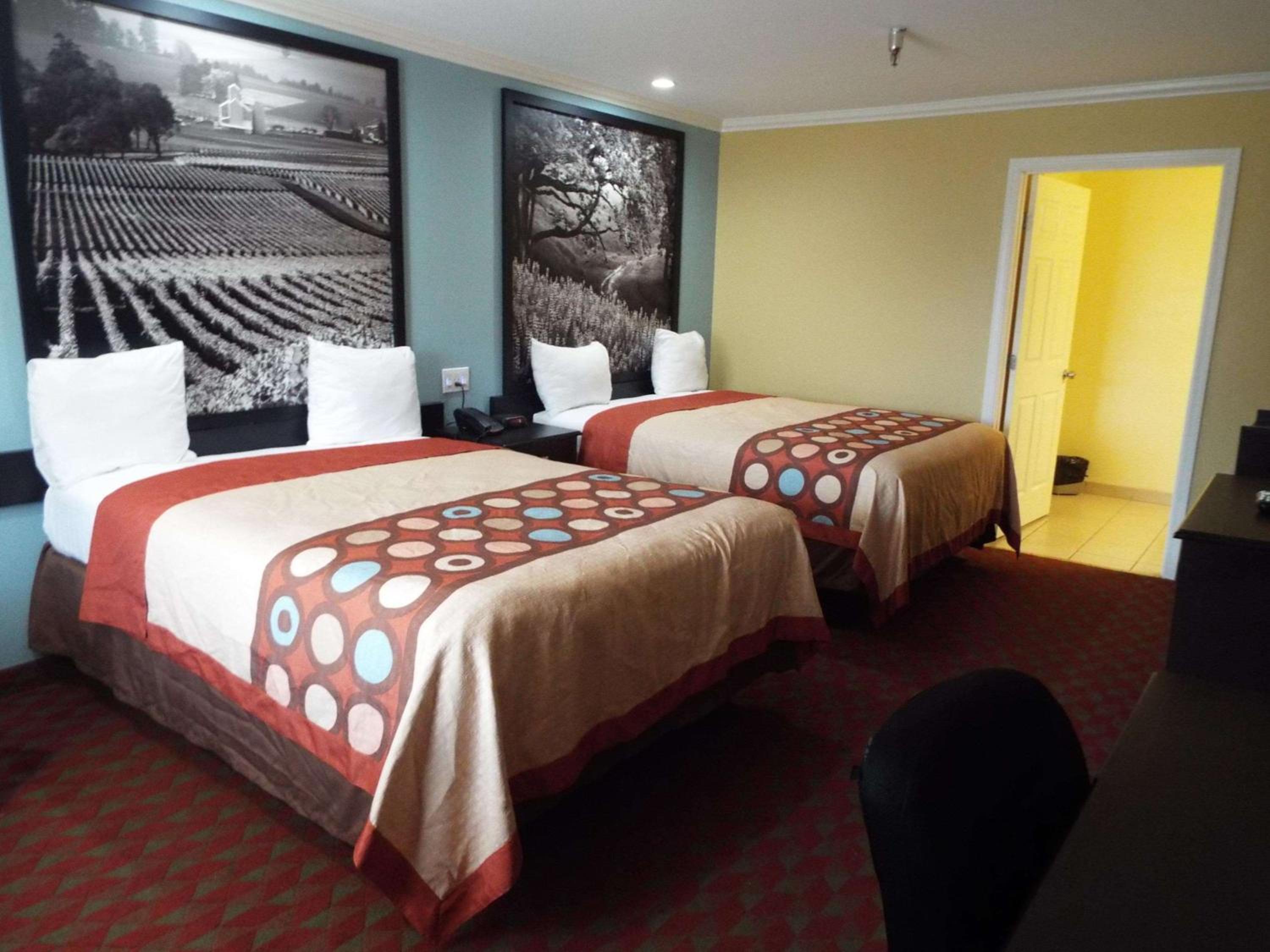 Queen Room with Two Queen Beds photo 1