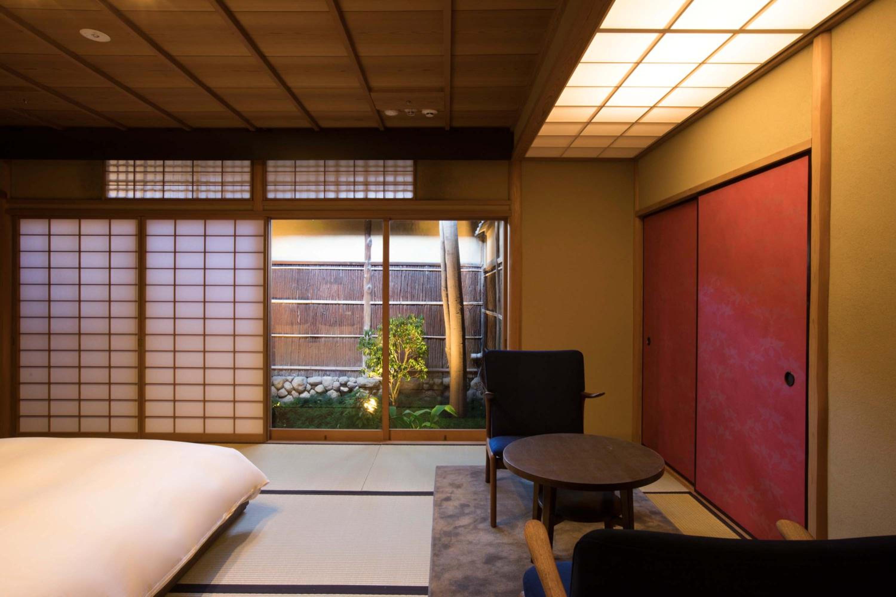 Deluxe Queen Room with Private Garden (Main)