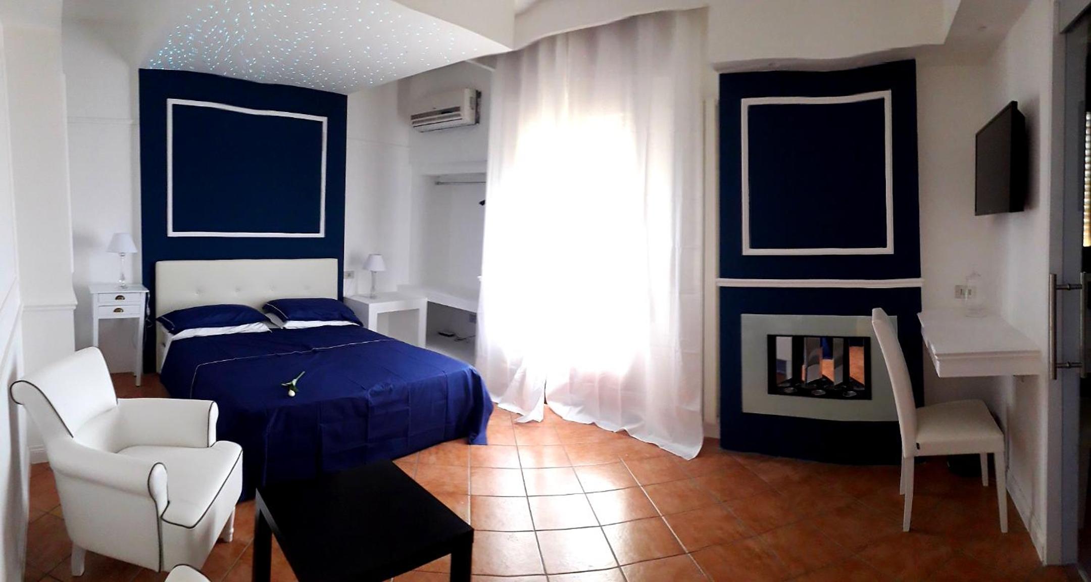 Deluxe Double Room with Shower - Photo 3