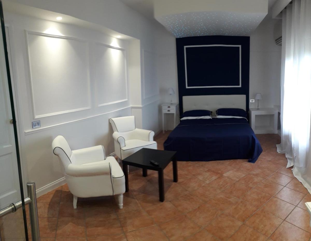 Deluxe Double Room with Shower - Photo 4
