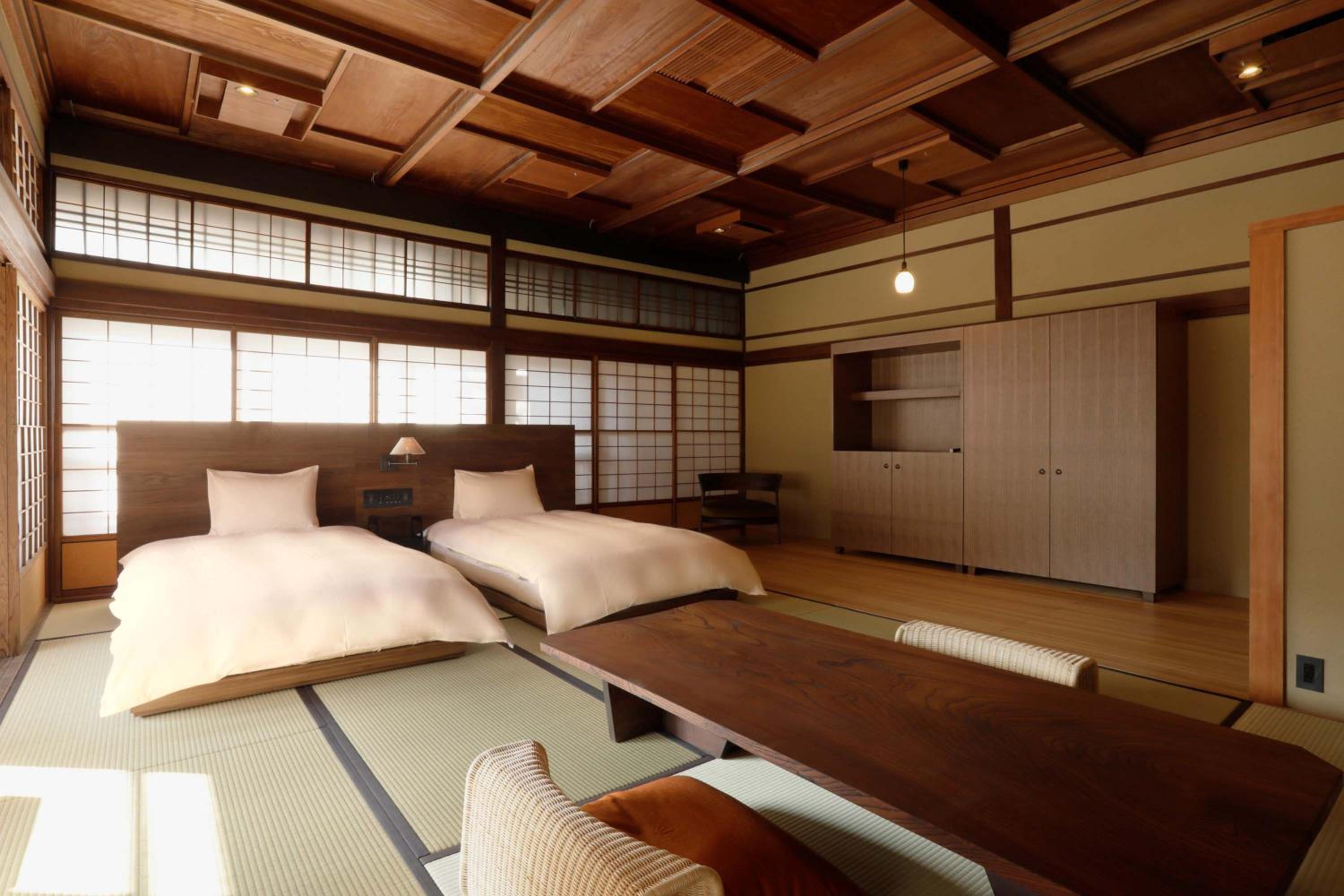 Deluxe Twin Room with Mountain View (Main)