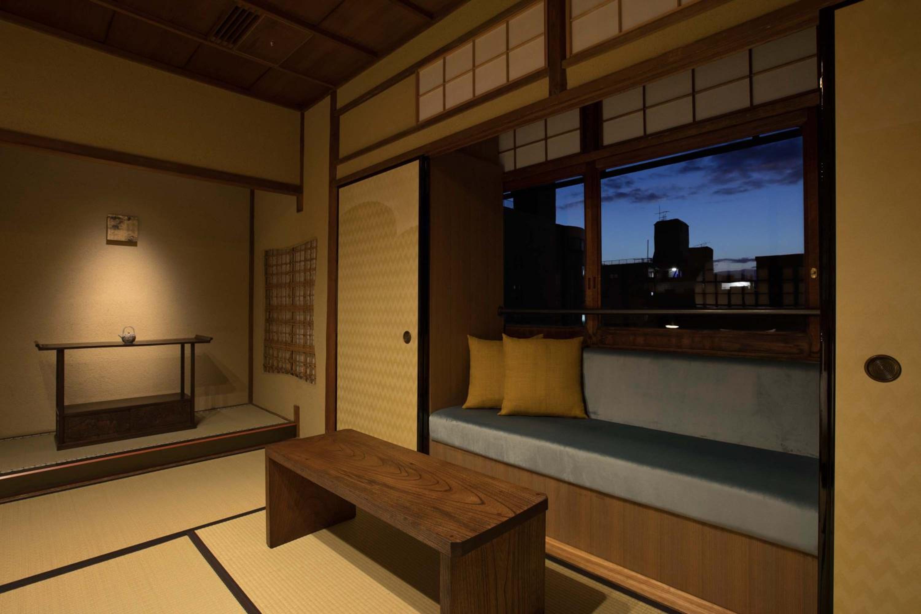 Superior King Room with City View  (Main)