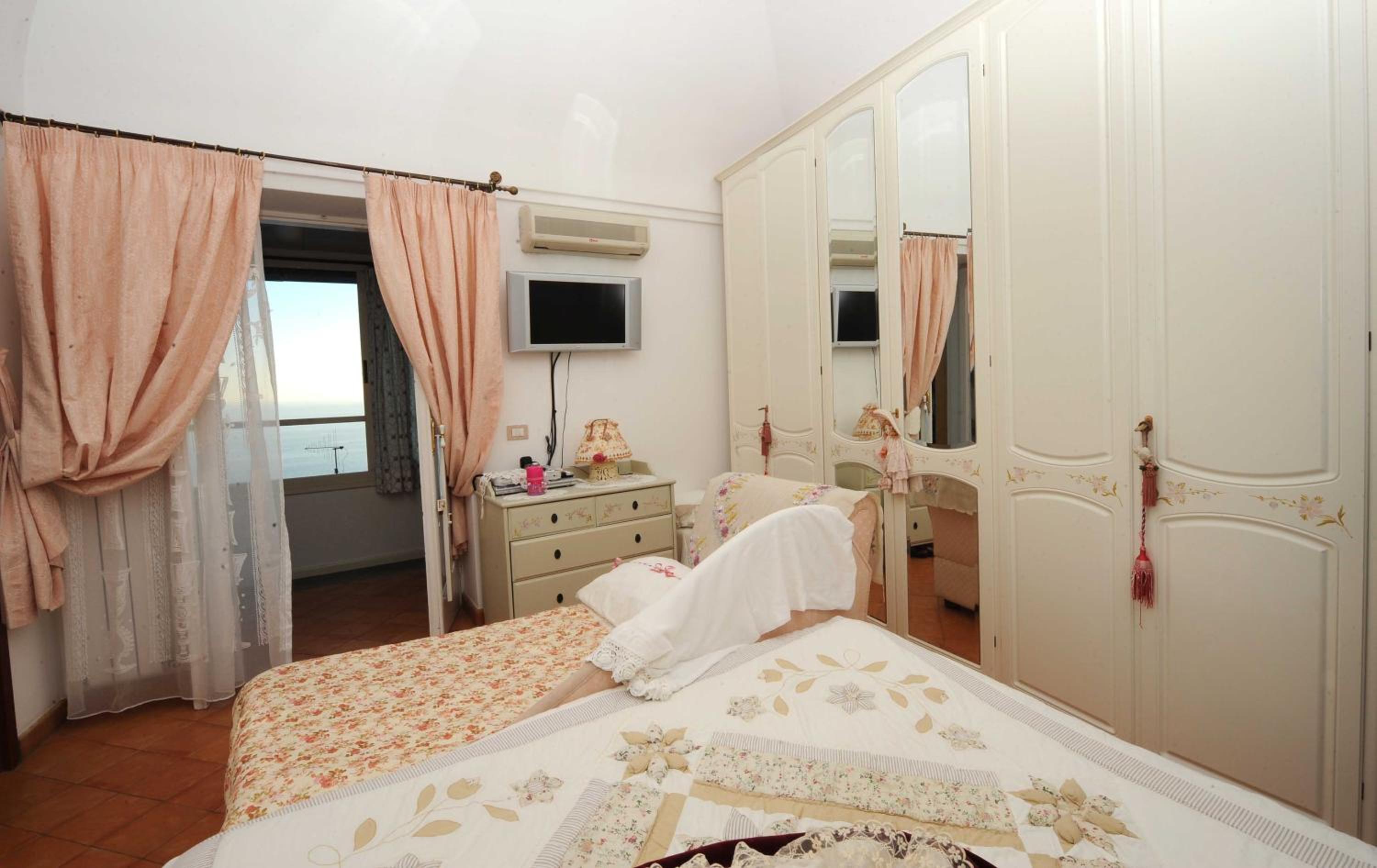 Two-Bedroom House - Photo 23