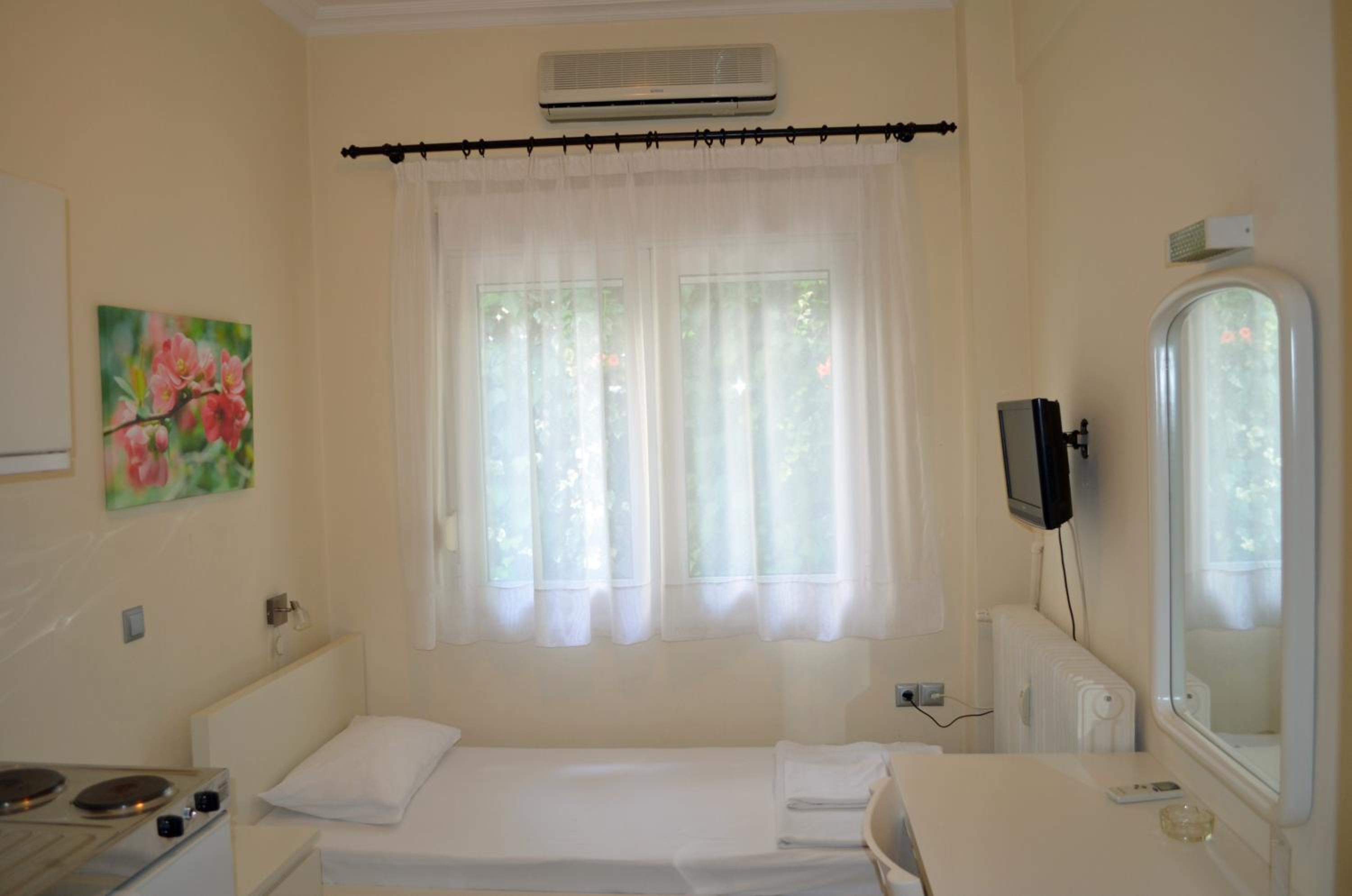 Family Room - Ground Floor without Balcony - Photo 2