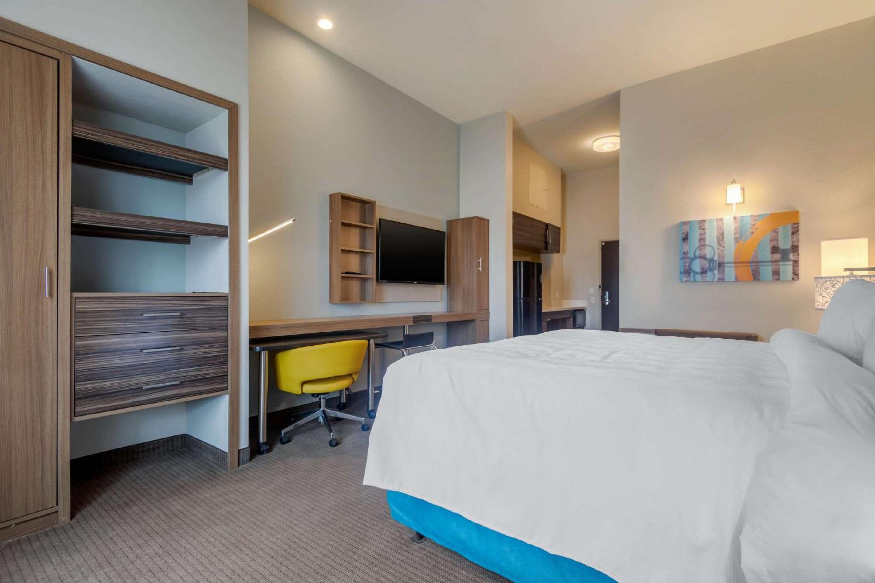 Efficiency King Room - Accessible/Non-Smoking - Photo 1