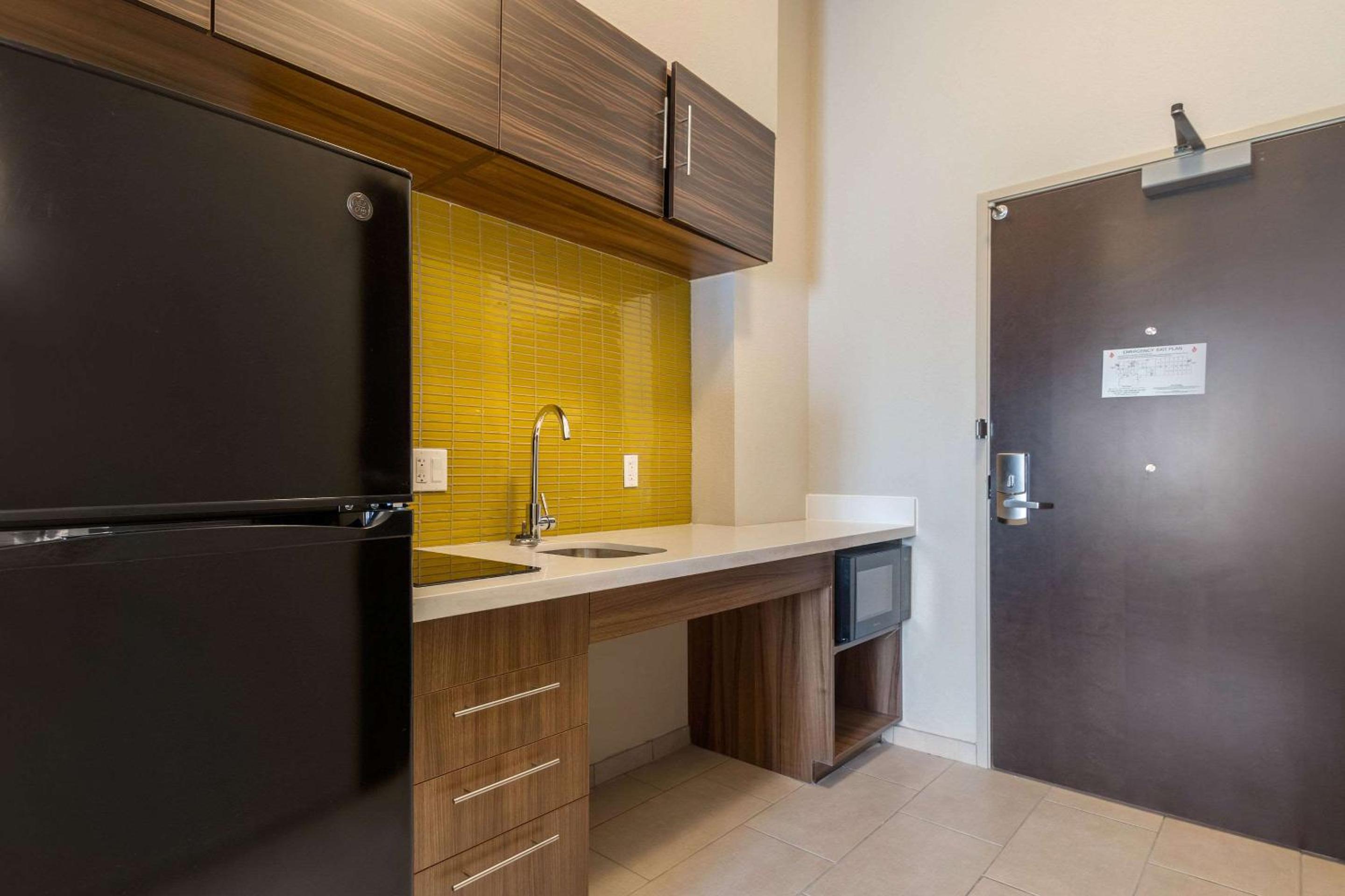 Efficiency King Room - Accessible/Non-Smoking - Photo 3