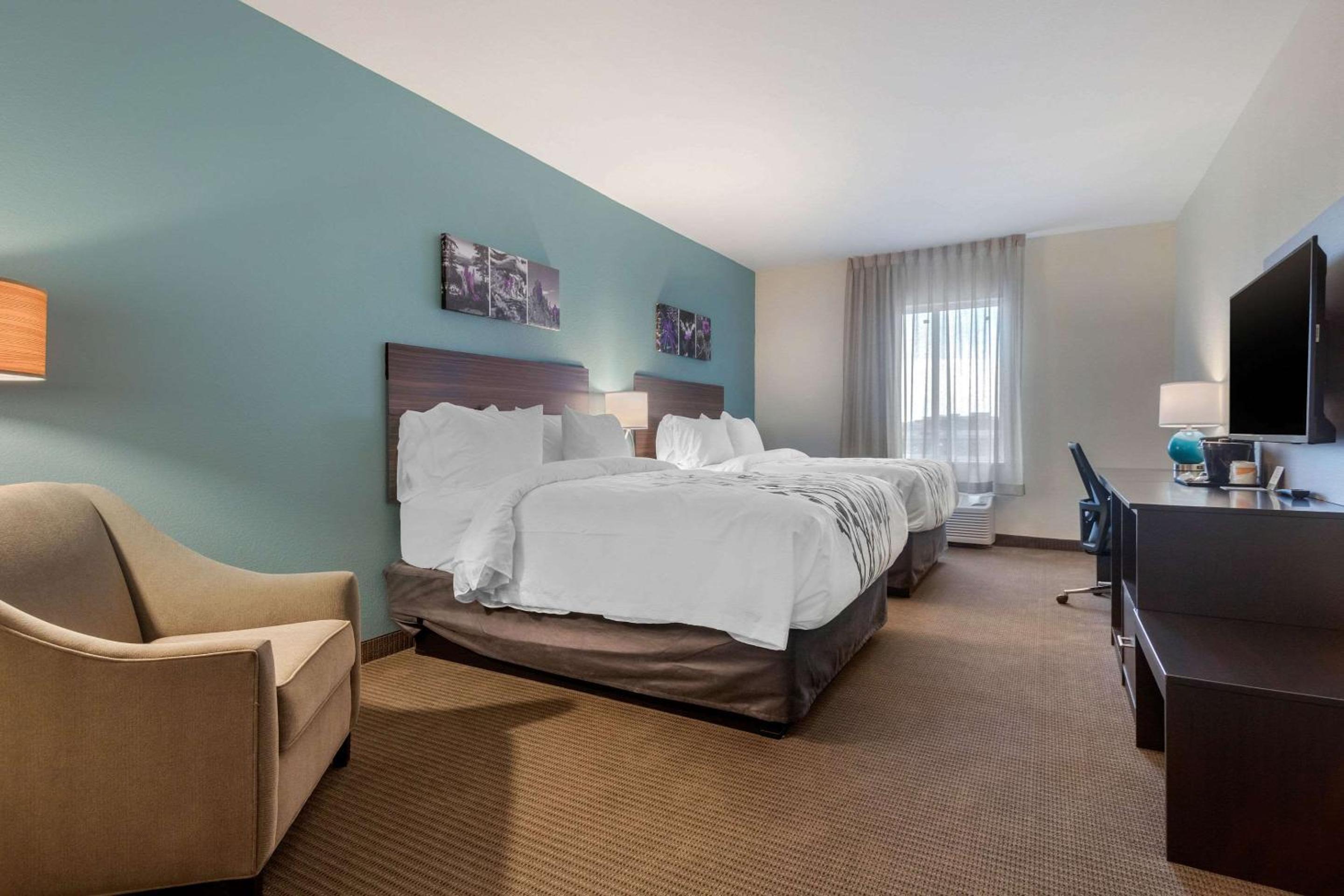 Queen Room with Two Queen Beds - Accessible/Non-Smoking  - Photo 4
