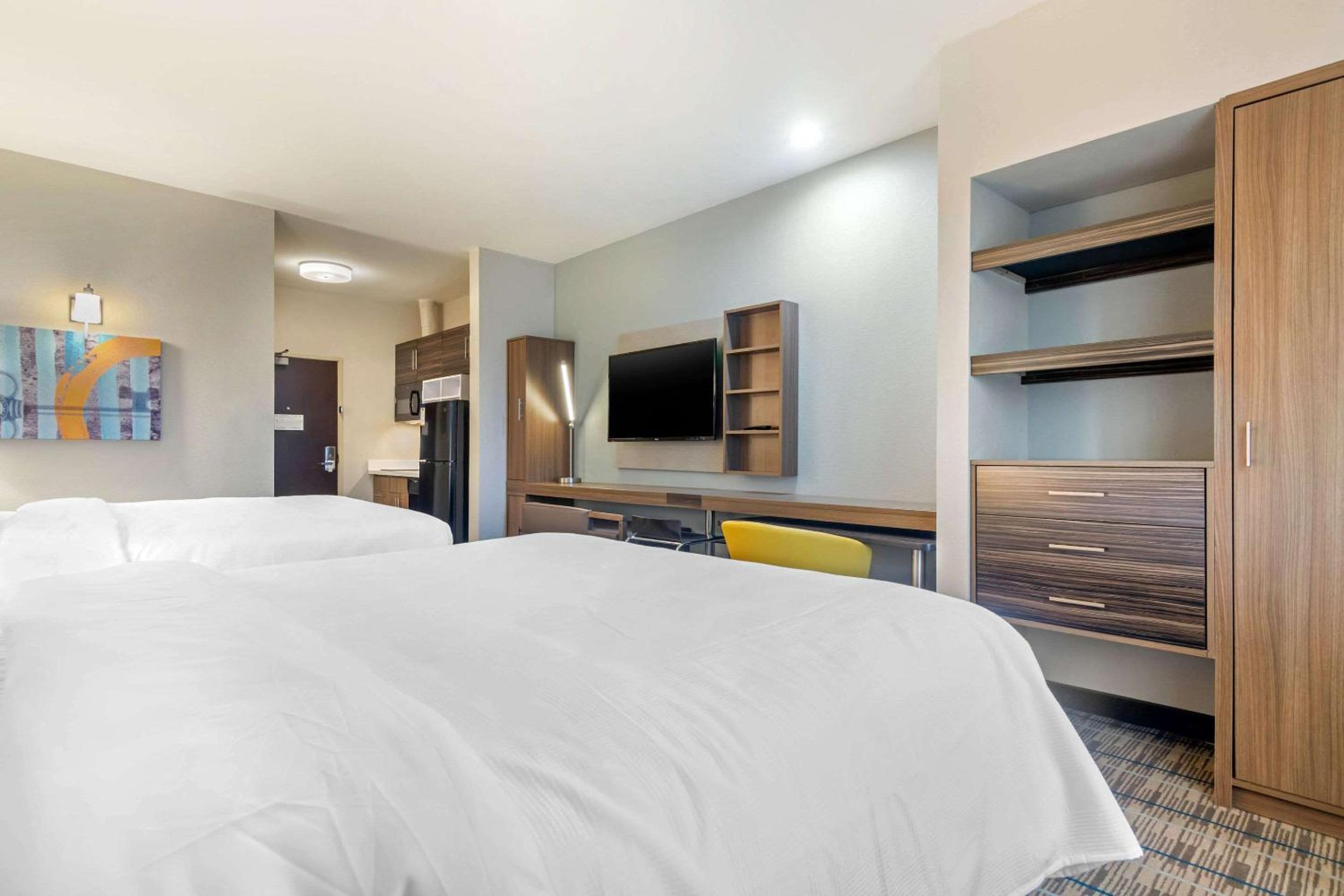 Queen Room with Two Queen Beds - Non-Smoking - Photo 4