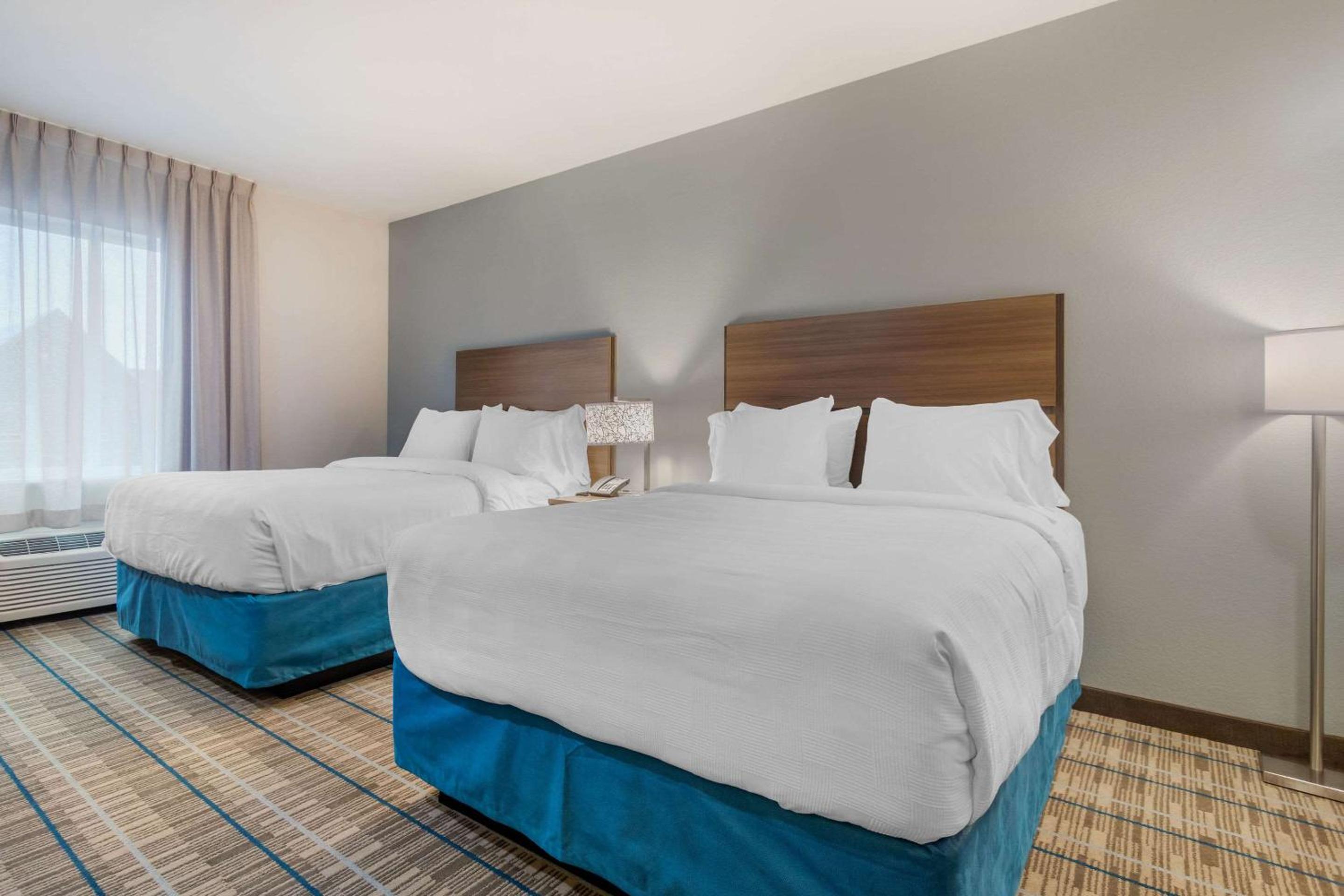 Queen Room with Two Queen Beds - Non-Smoking - Photo 2
