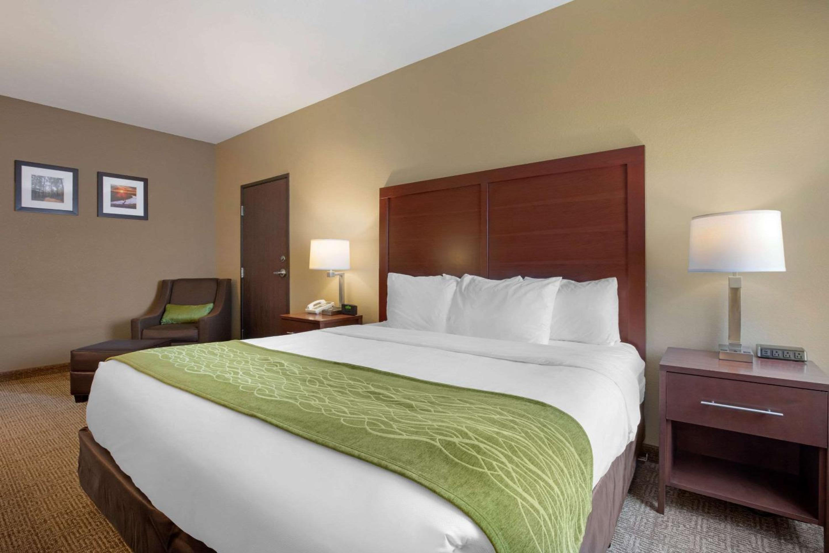 King Room - Non-Smoking - Photo 4