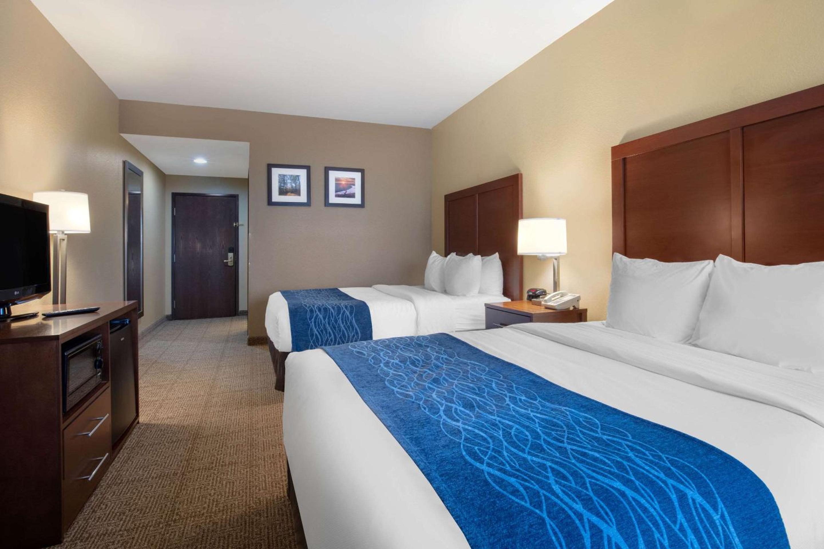 Queen Room with Two Queen Beds - Non-Smoking - Photo 2