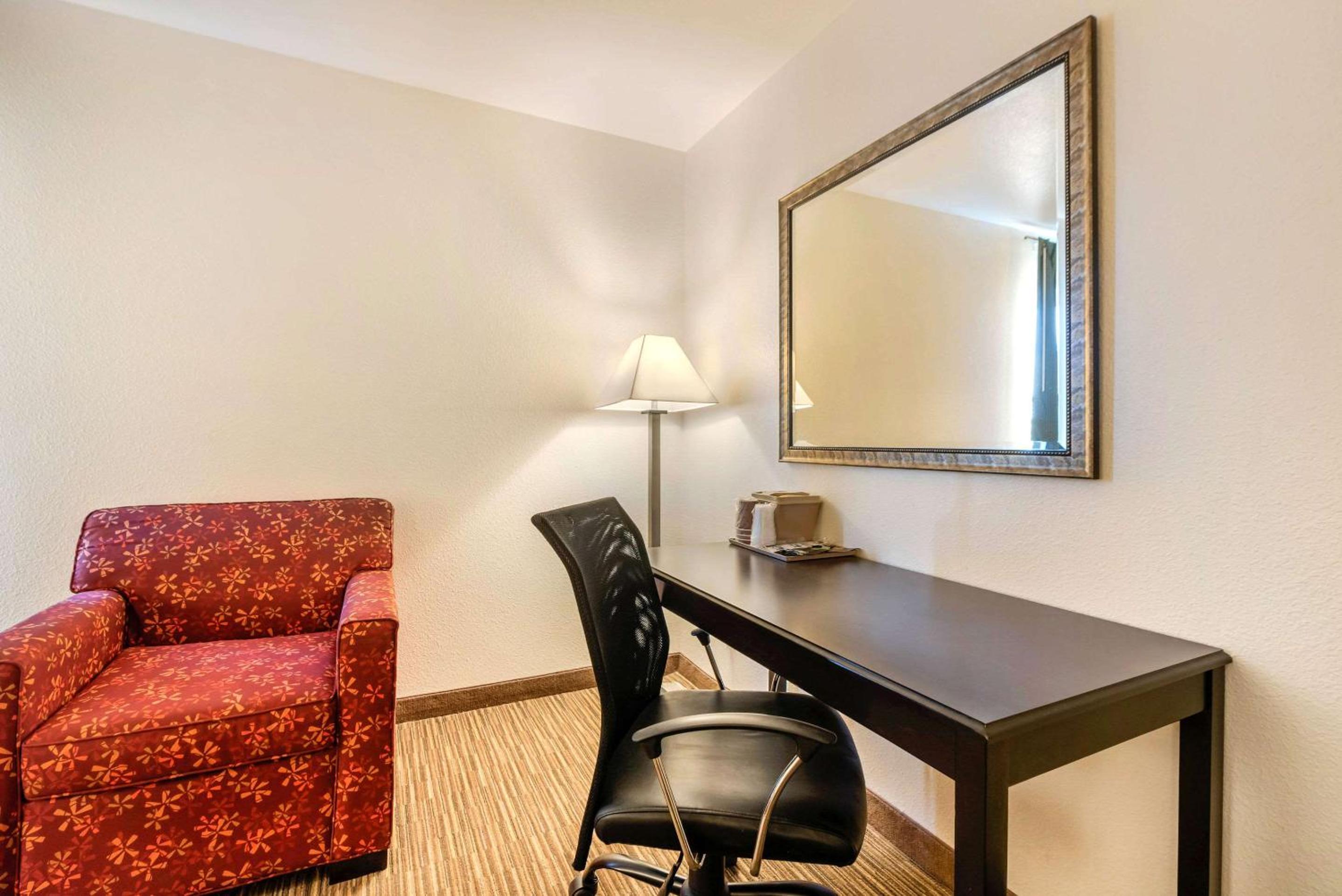 Queen Room with Two Queen Beds- Non-Smoking/Pet Friendly - Photo 1