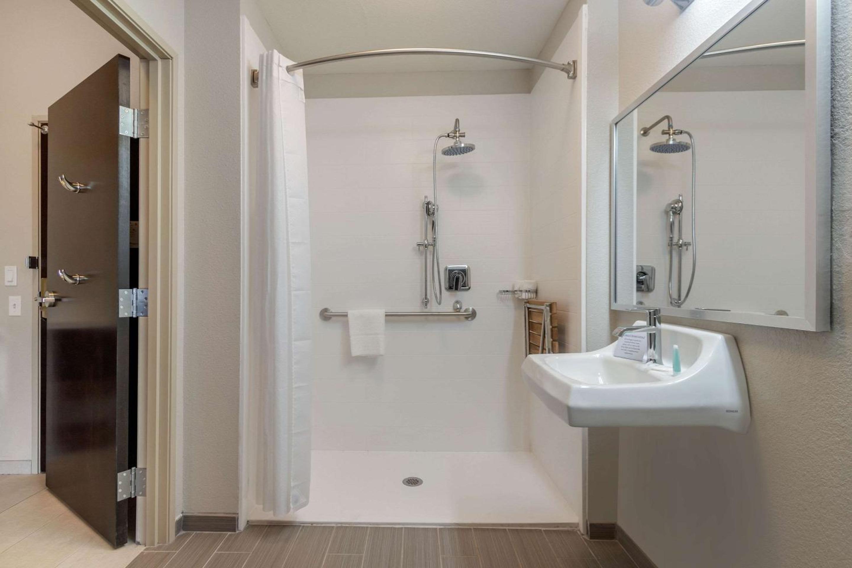 Efficiency King Room - Accessible/Non-Smoking - Photo 5