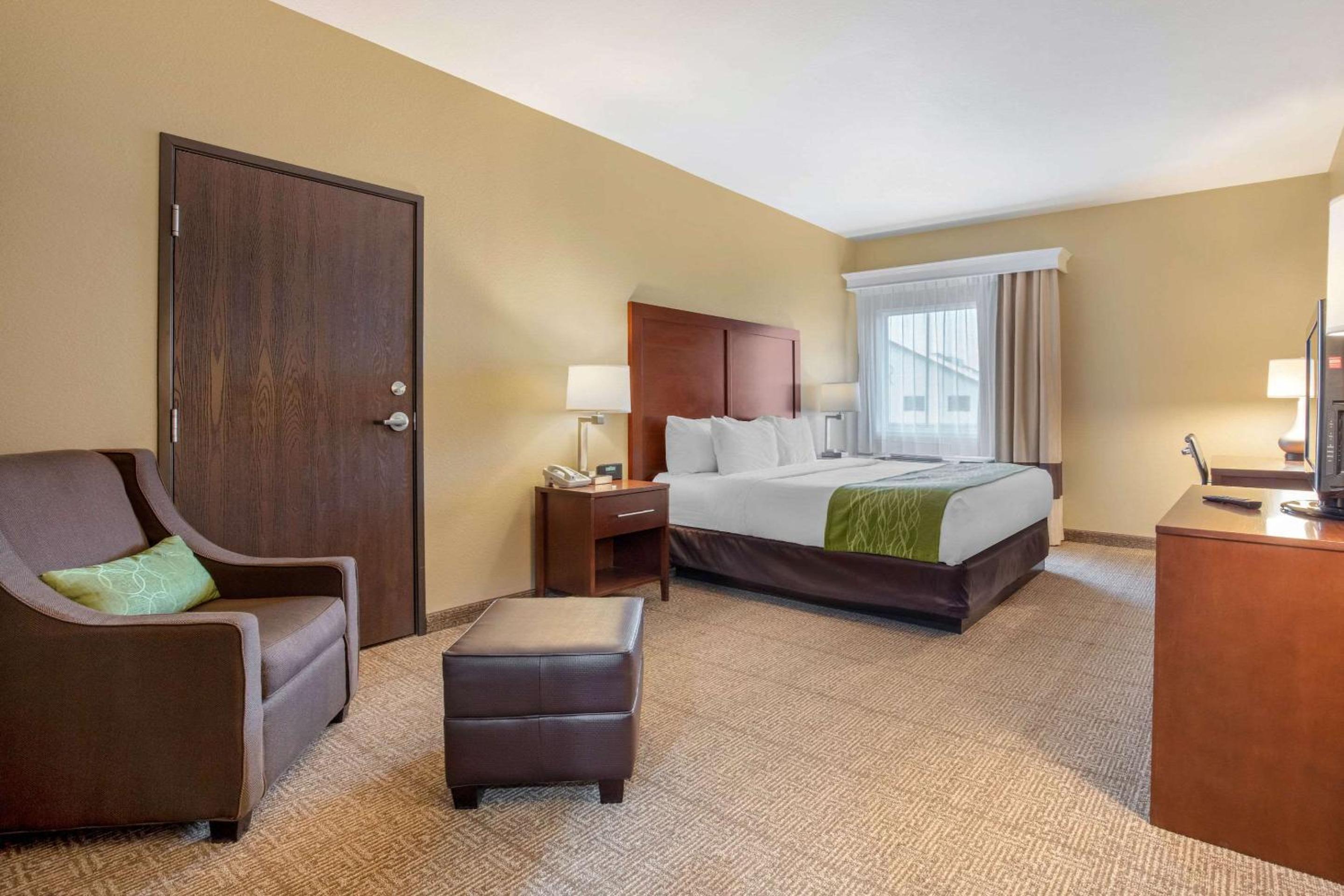 King Room - Non-Smoking - Photo 3
