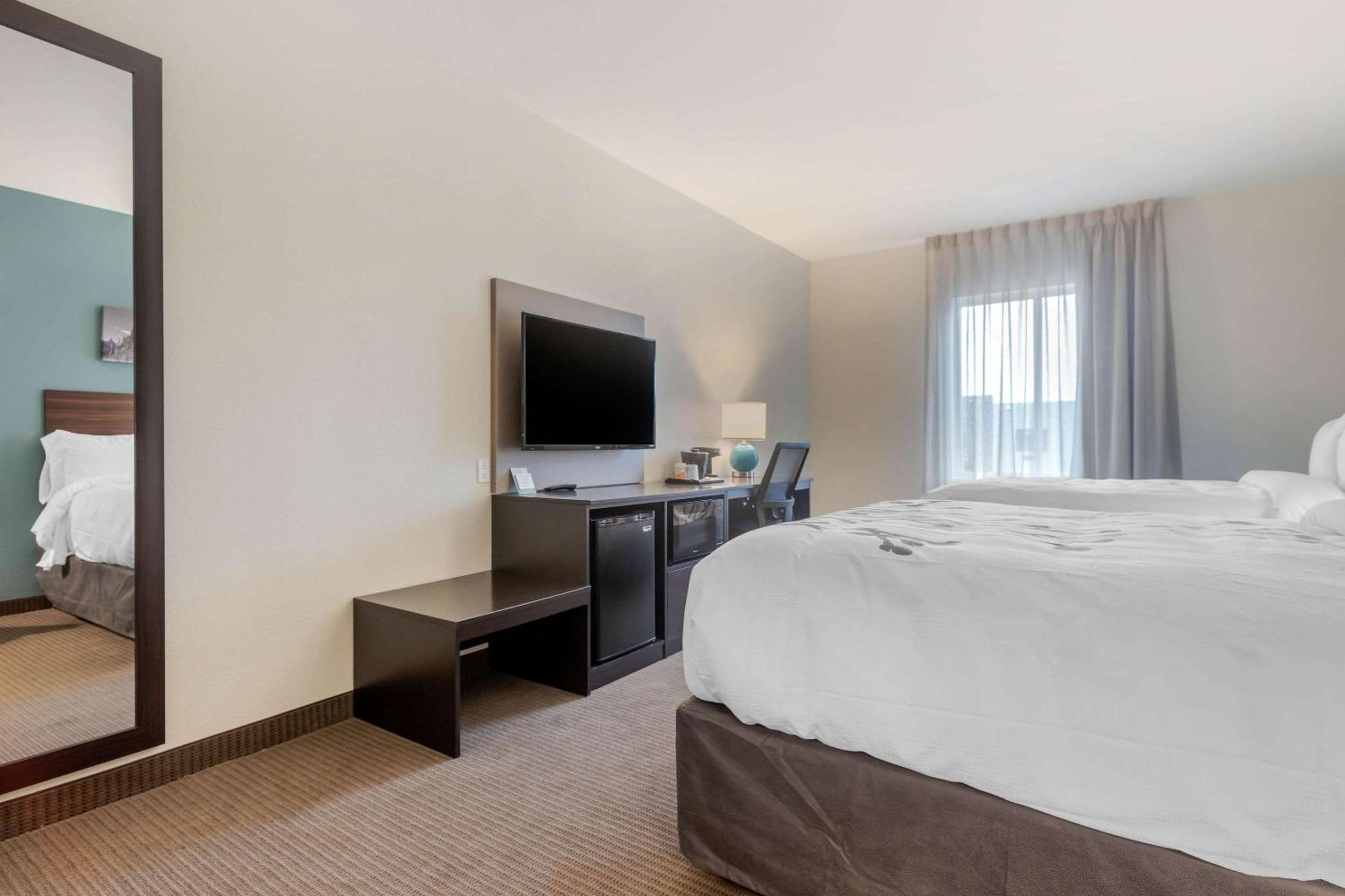 Queen Room with Two Queen Beds - Non-Smoking - Photo 4