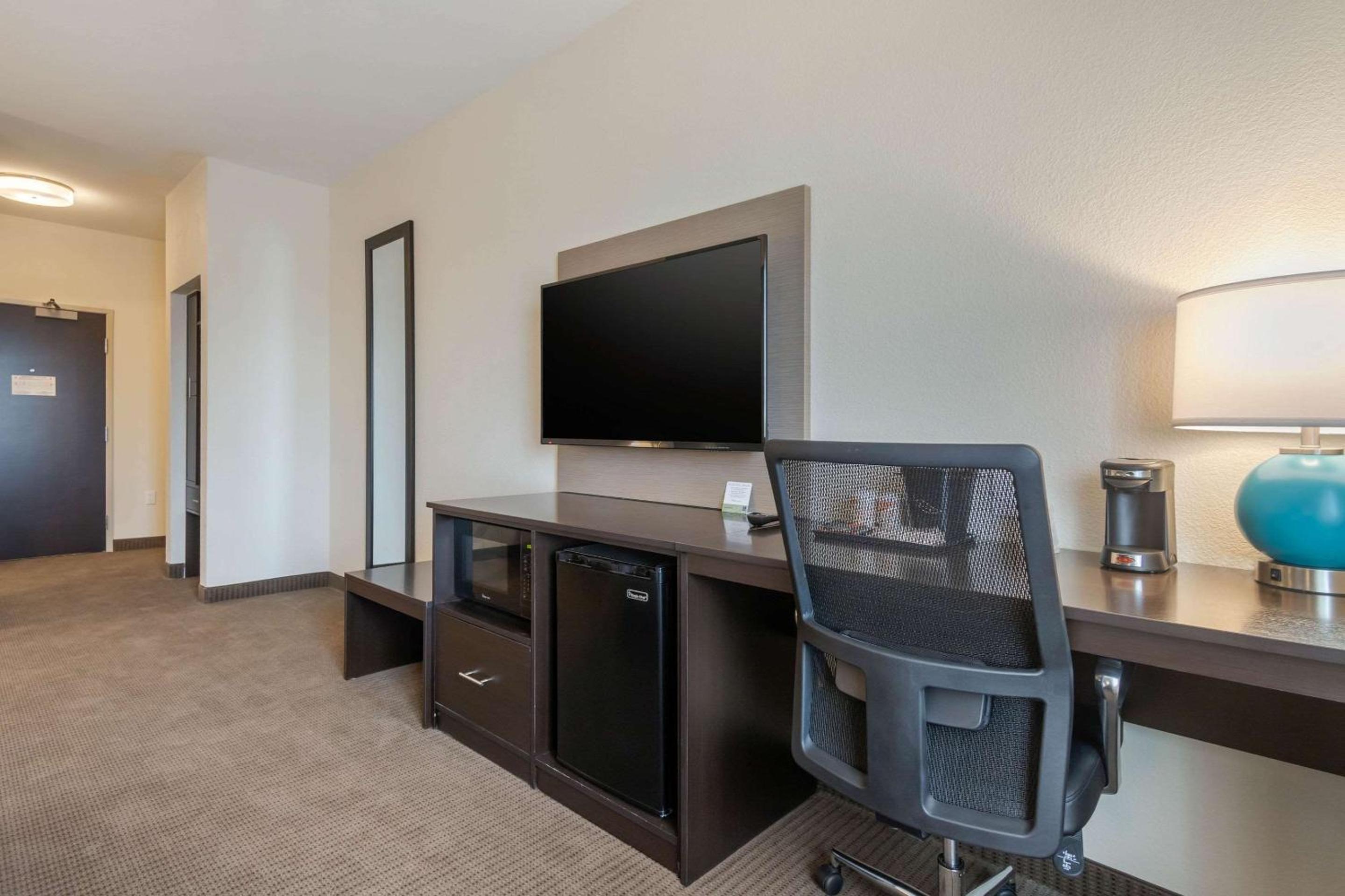 King Room - Non-Smoking - Photo 5