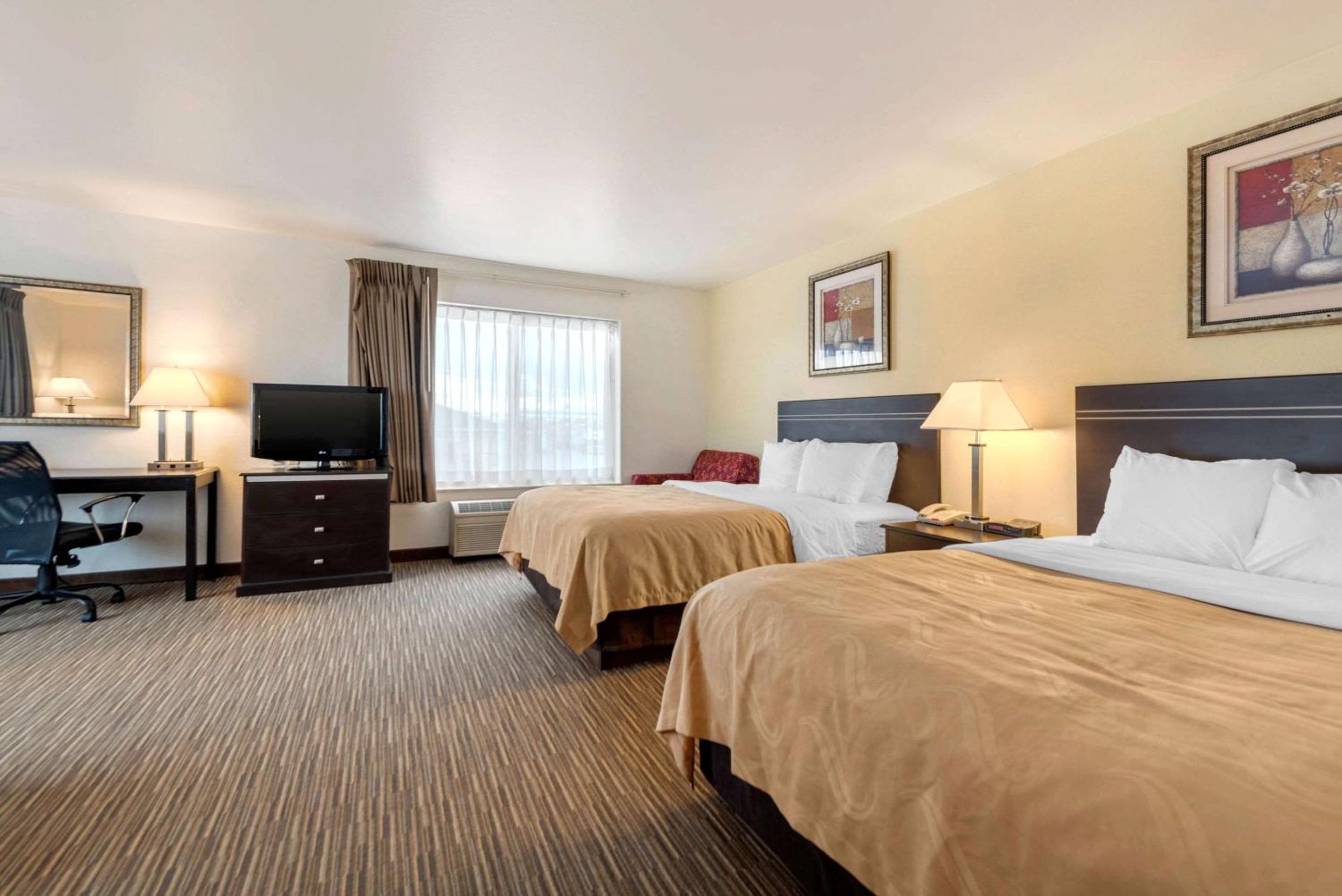 Large Queen Suite with Two Queen Beds and Sofa bed - Non Smoking - Photo 5