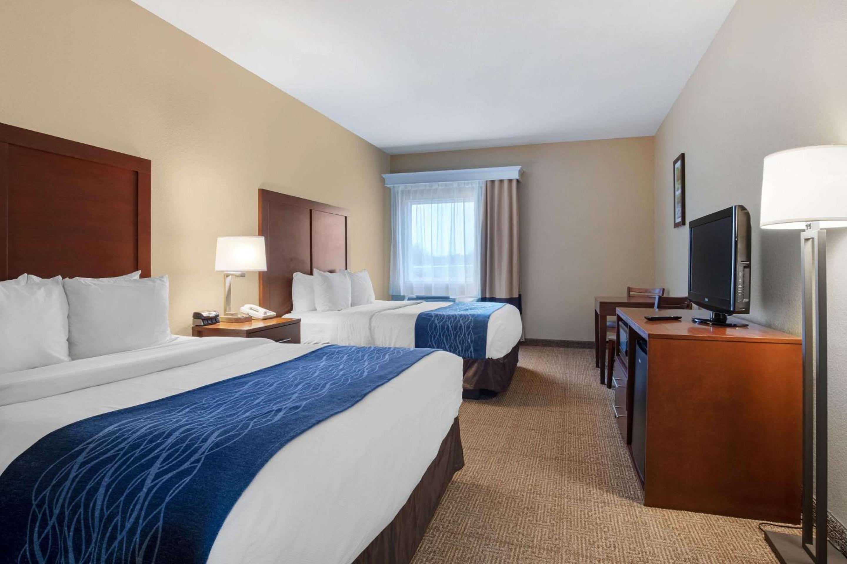 Queen Room with Two Queen Beds - Non-Smoking - Photo 1