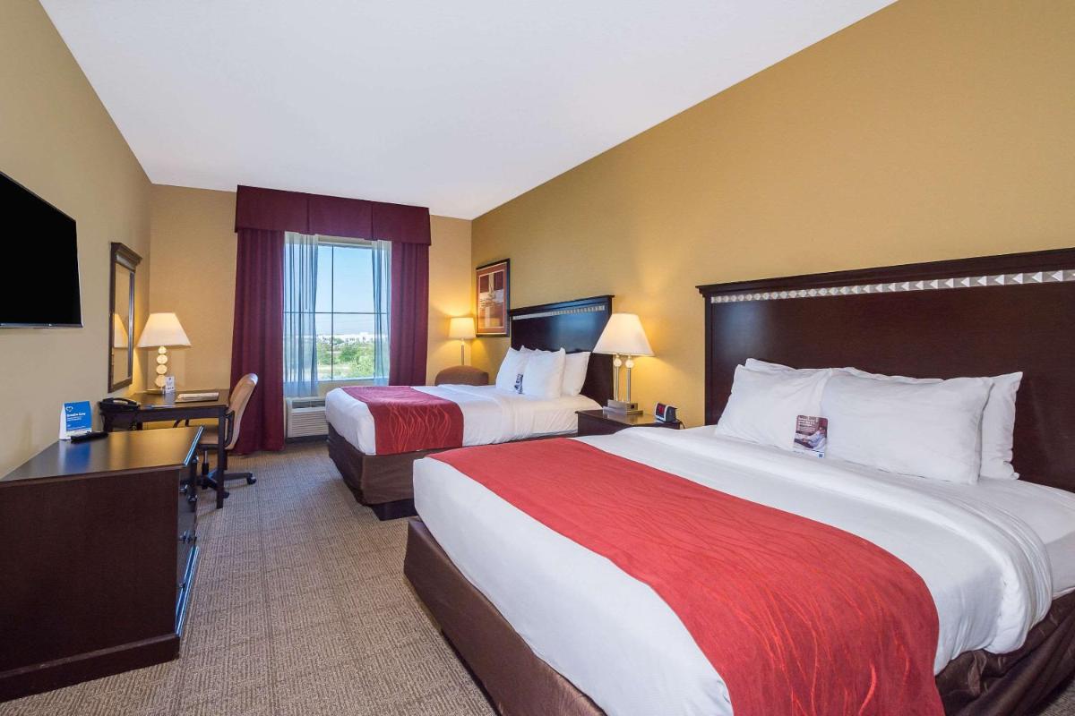 Queen Room with Two Queen Beds - Non-Smoking photo 2
