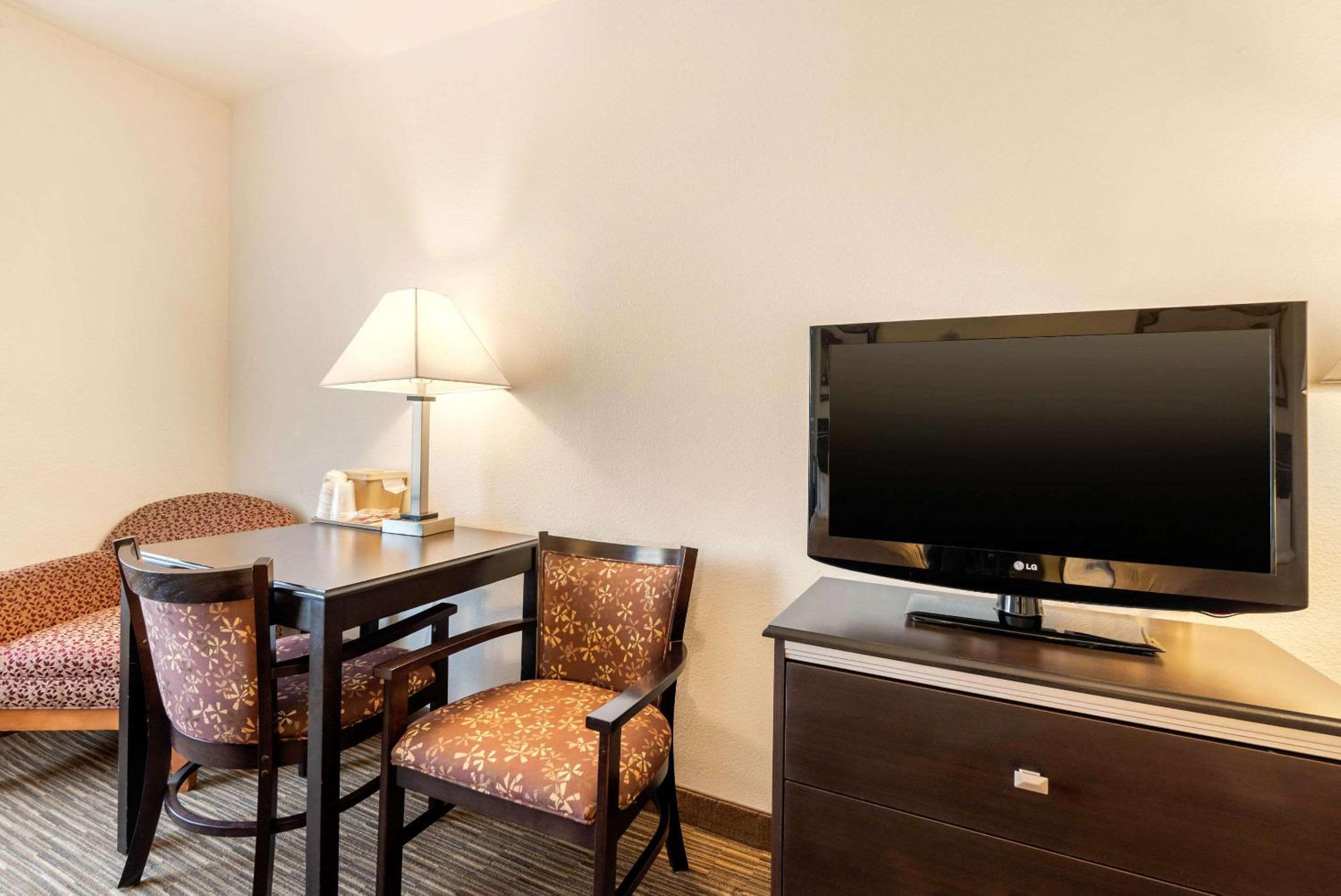 Queen Room with Two Queen Beds - Non-Smoking - Photo 2