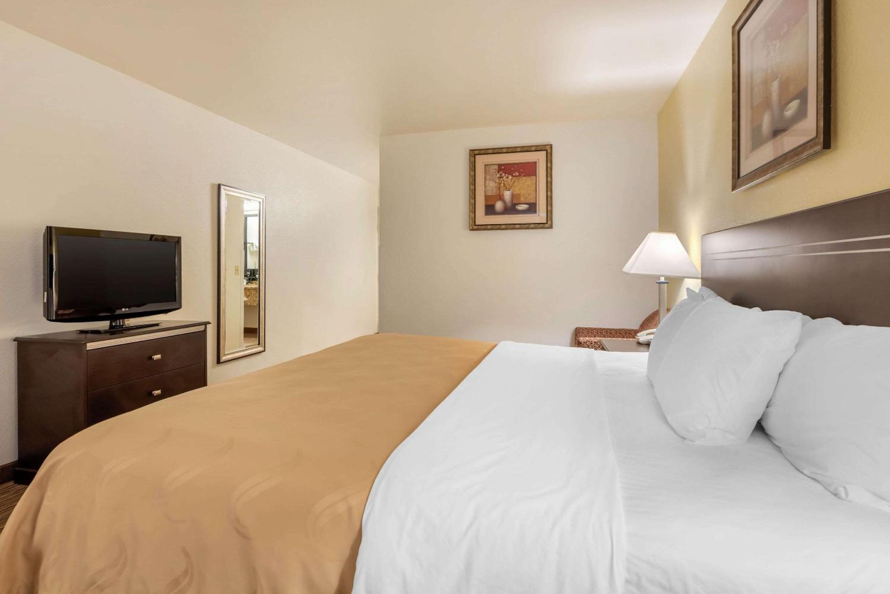 King Room - Accessible/Non-Smoking - Photo 2
