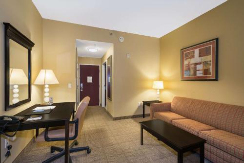 King Suite with Sofa Bed photo 3