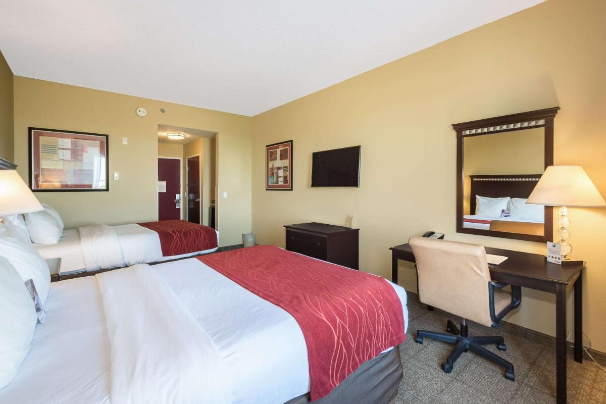 Queen Room with Two Queen Beds - Non-Smoking photo 3