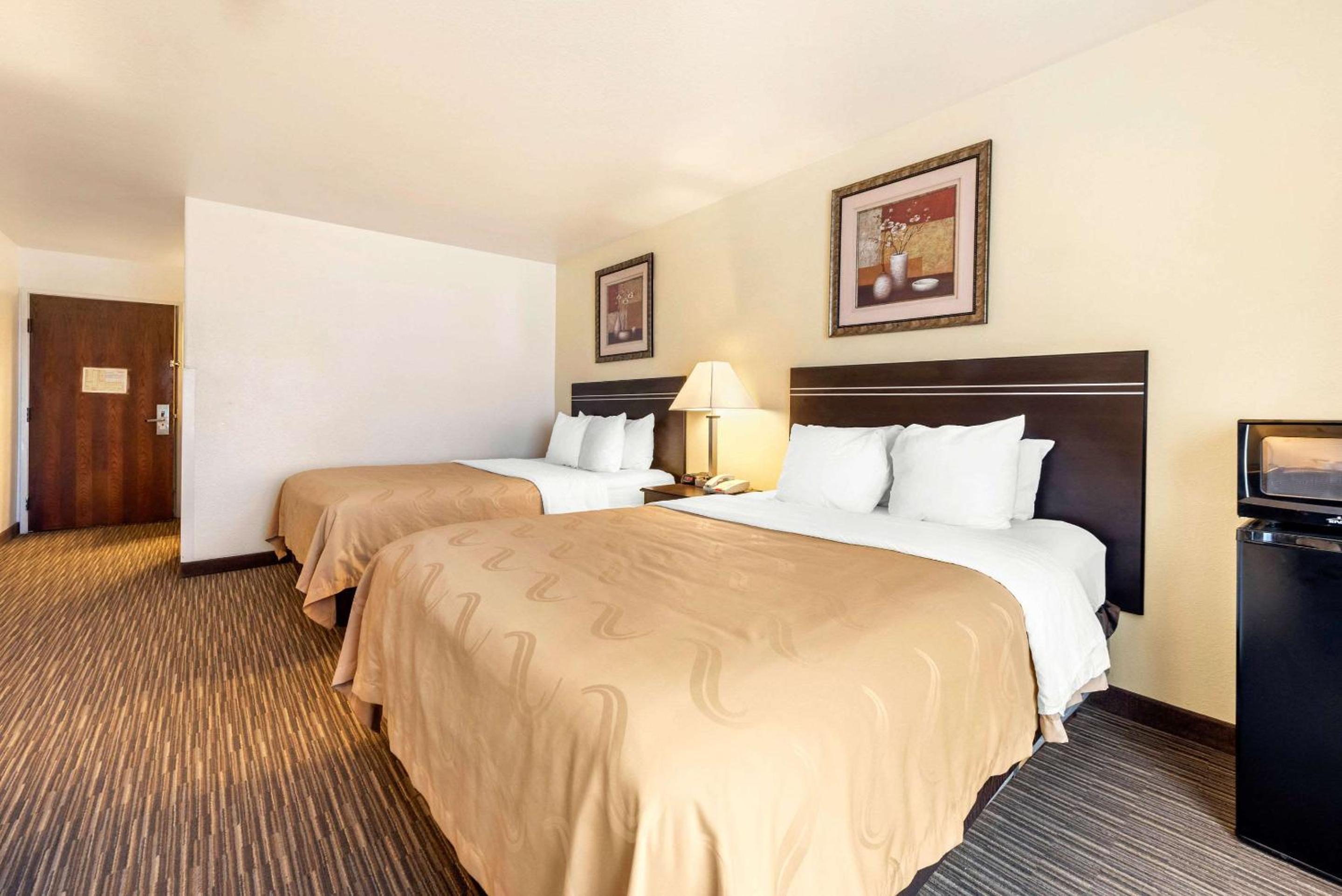 Queen Room with Two Queen Beds - Non-Smoking - Photo 4