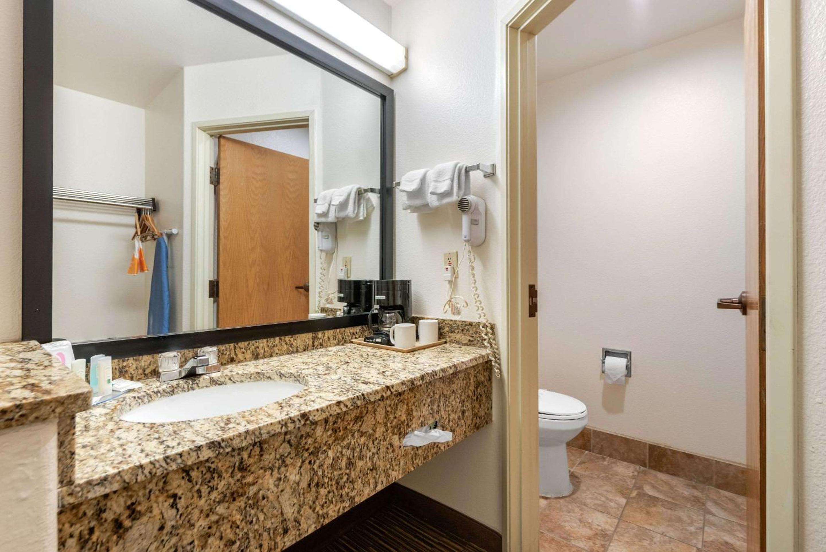 Queen Room with Two Queen Beds- Non-Smoking/Pet Friendly - Photo 4