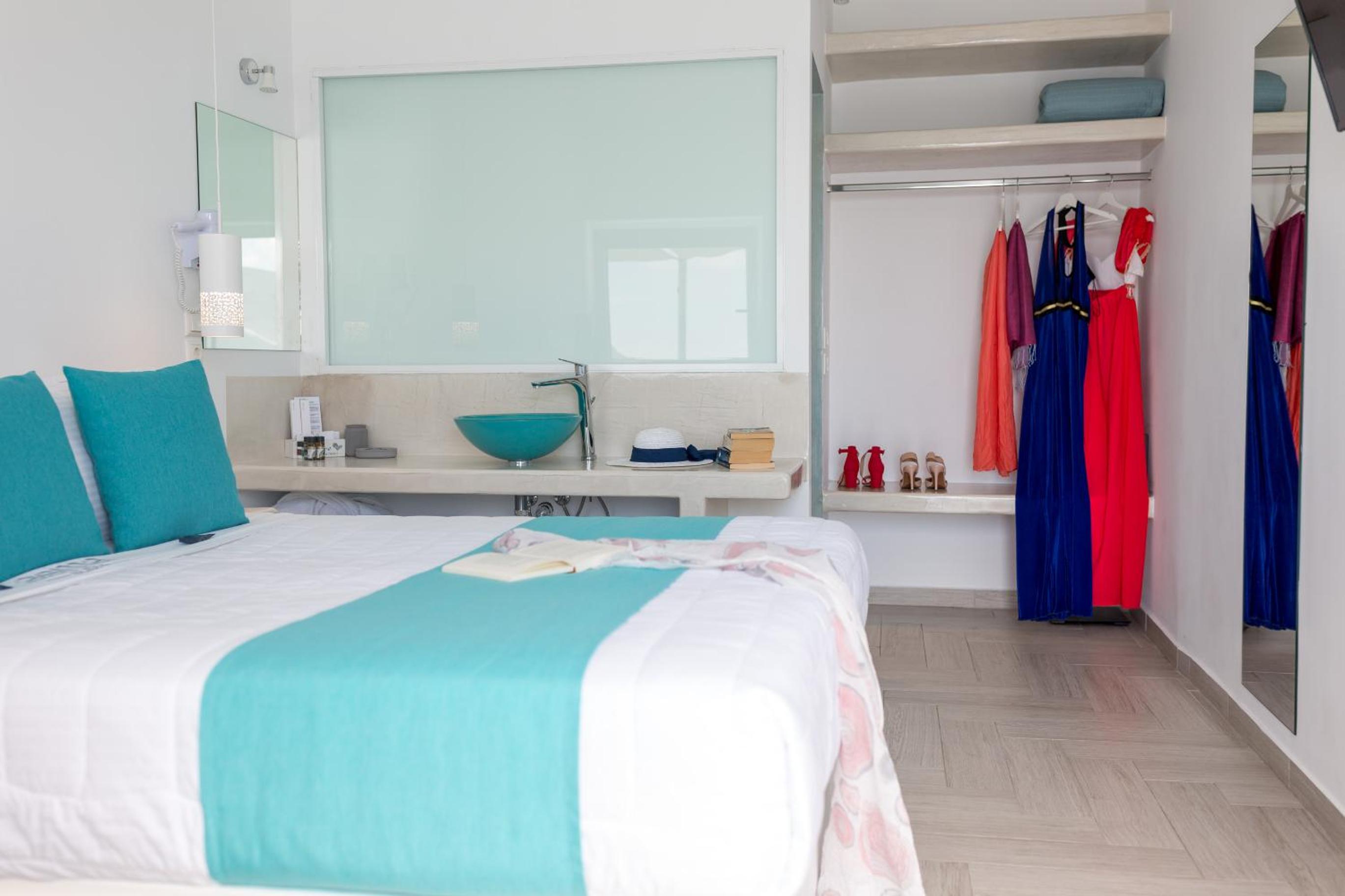 Junior Sky Suite with Hot Tub and Caldera View