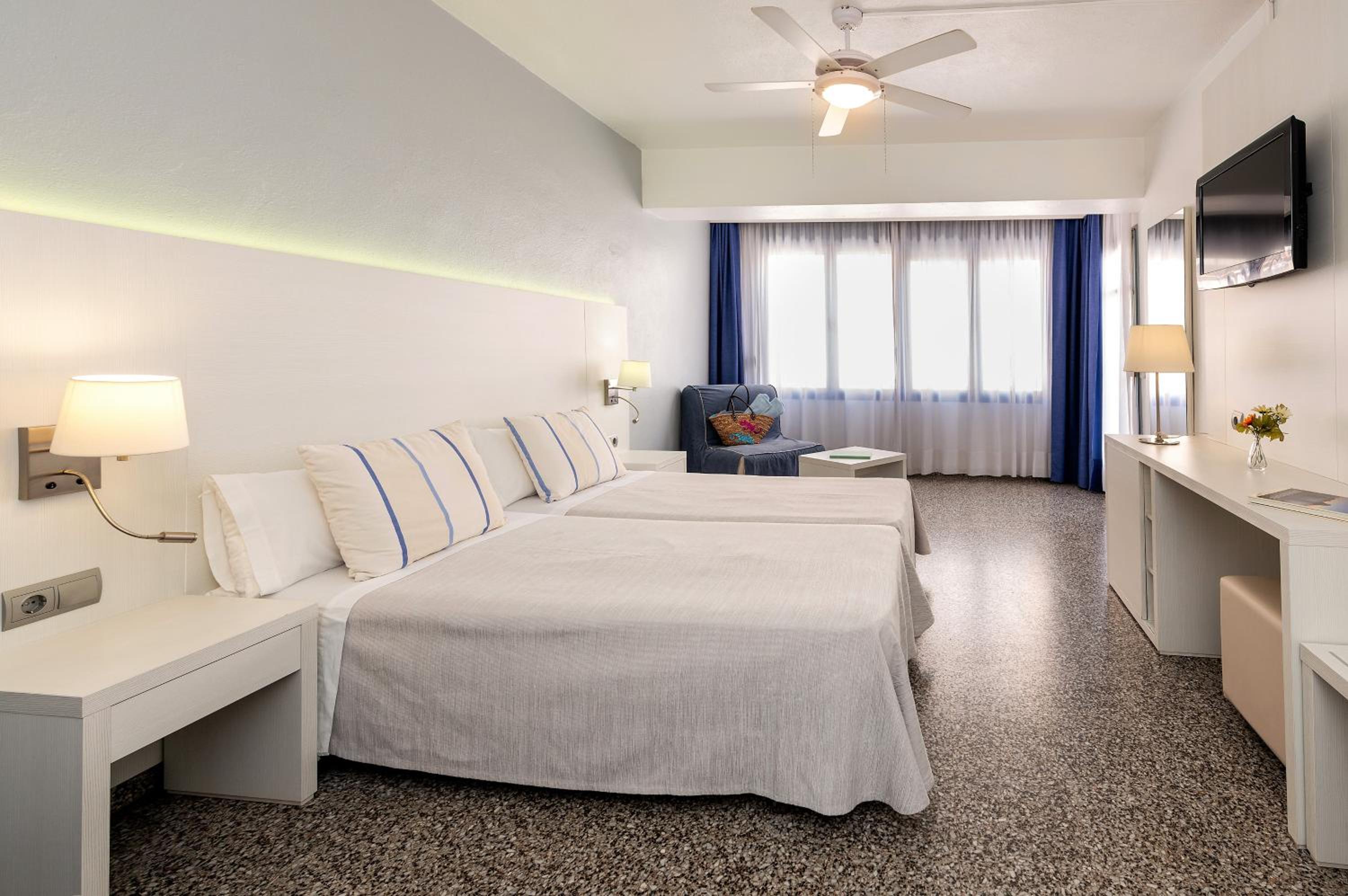 Twin Room with Private Bathroom - Photo 1