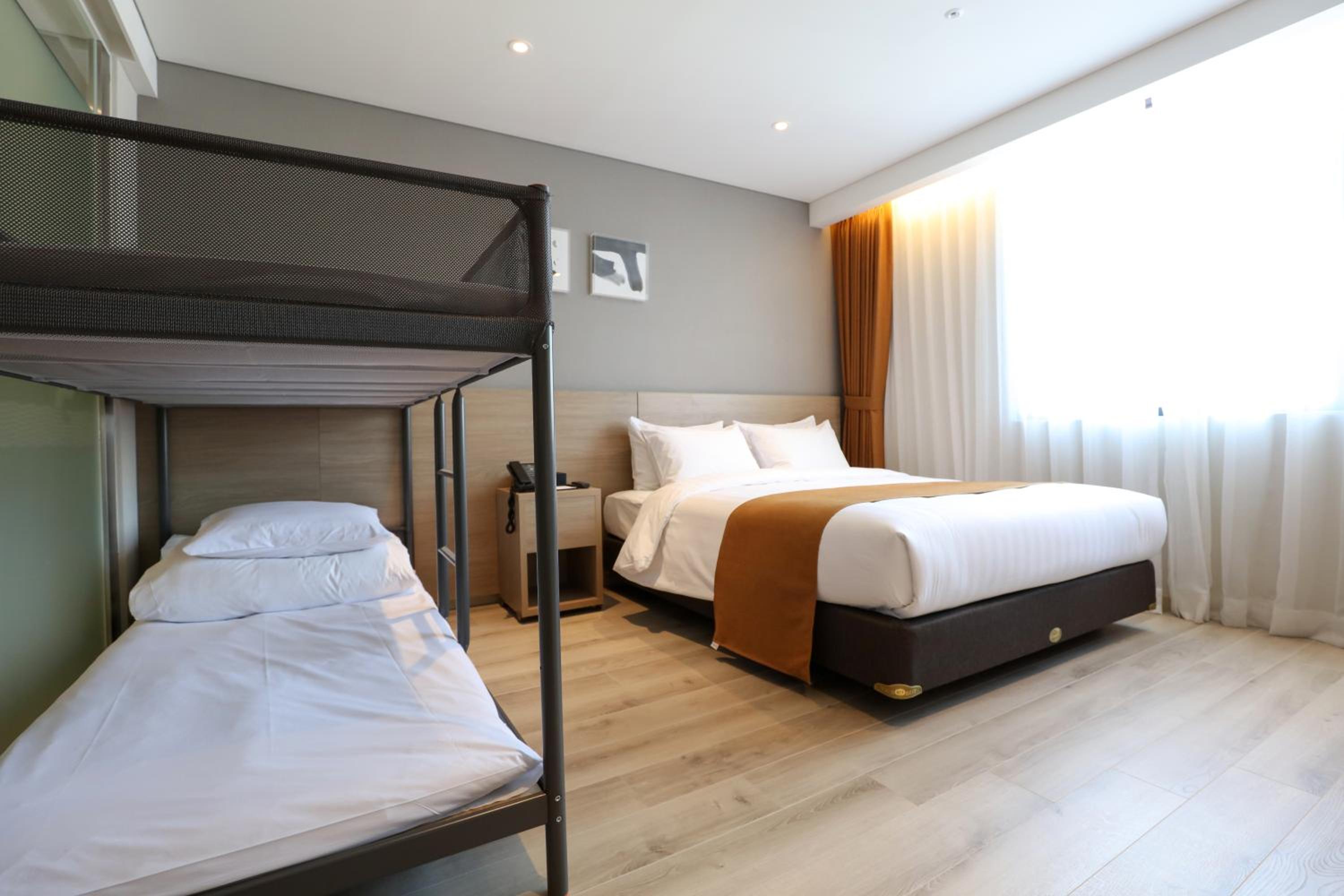 Deluxe Quadruple Room photo 2