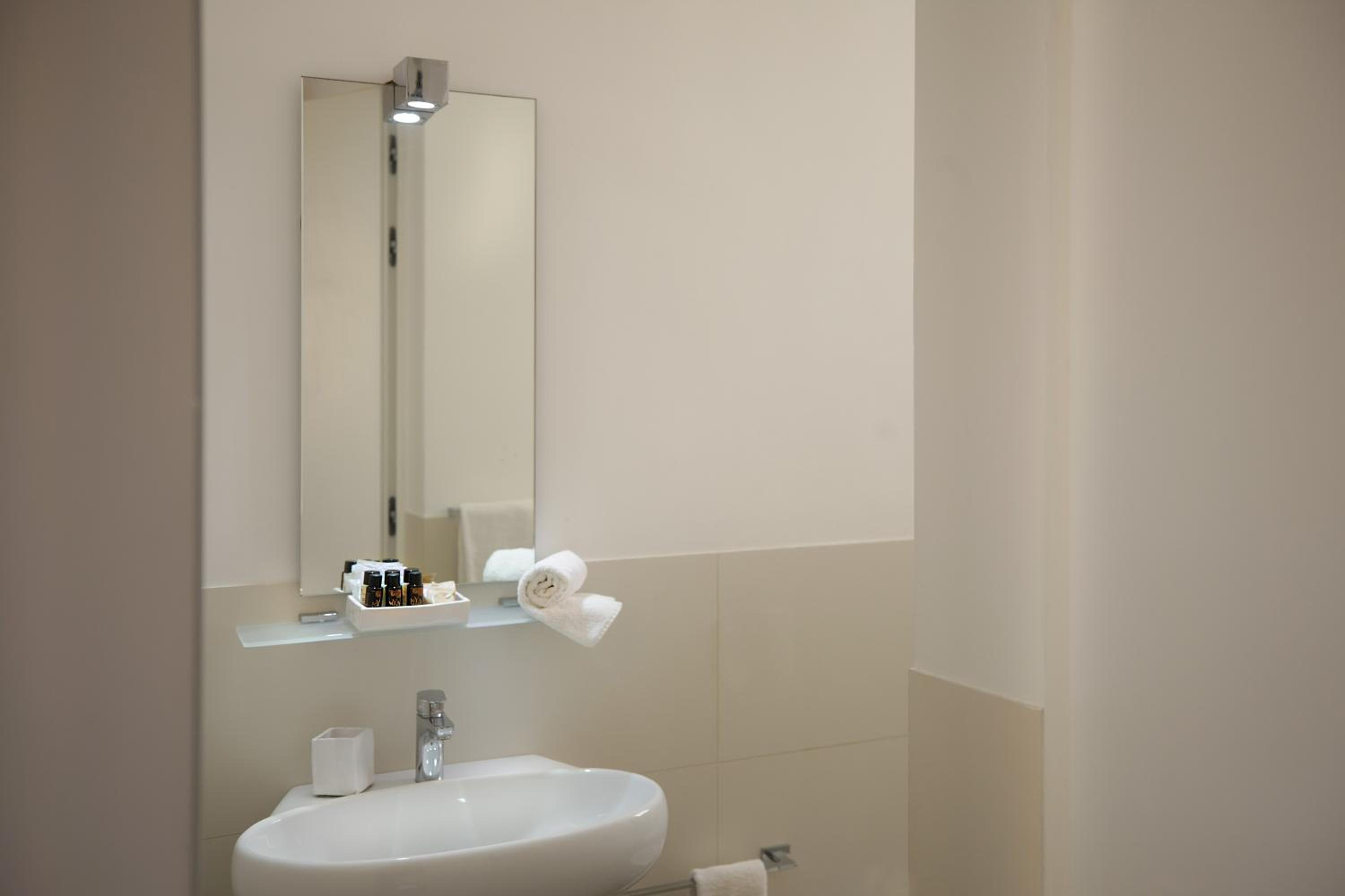 Standard Double Room - Photo 13
