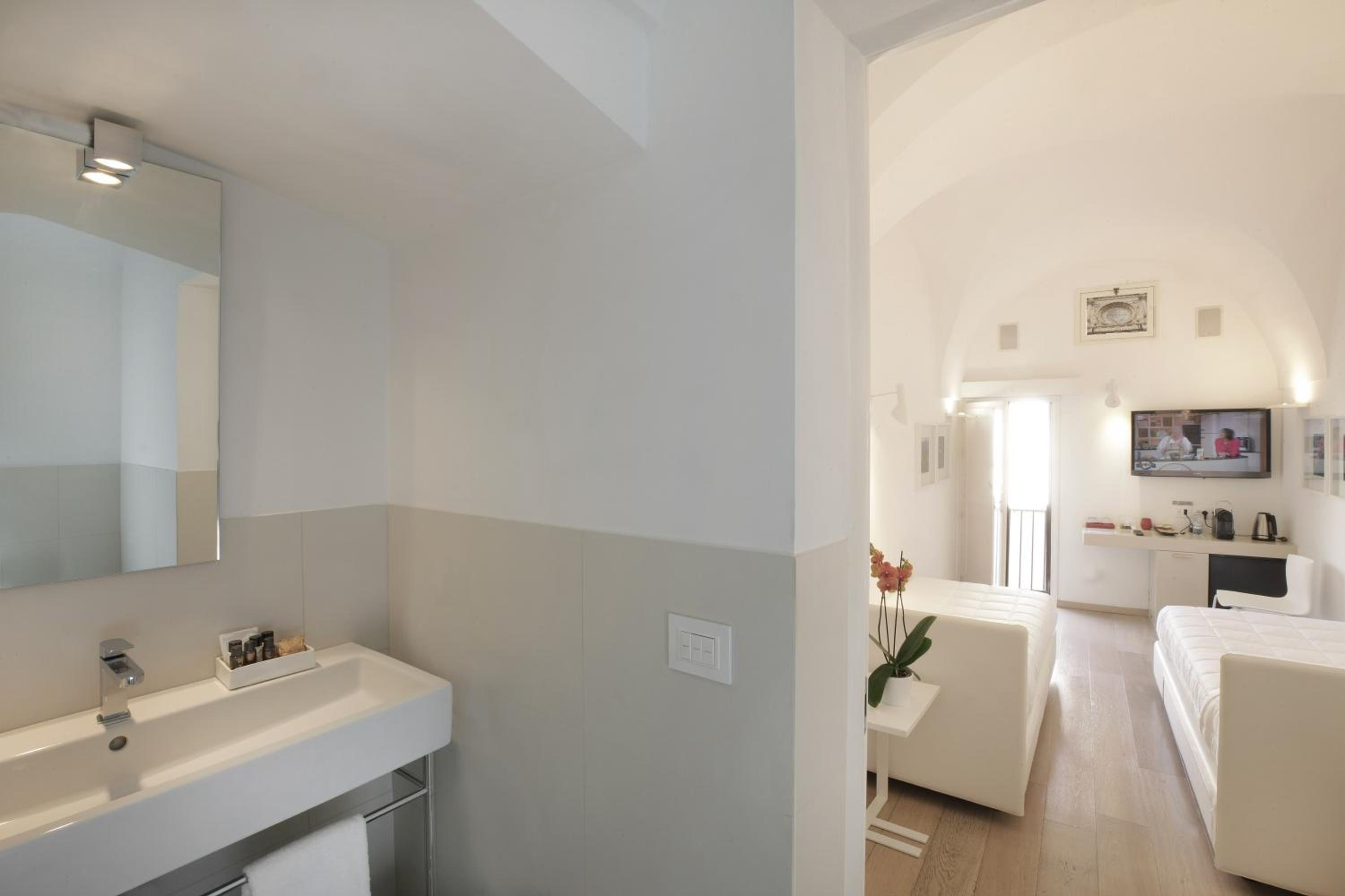Standard Double Room - Photo 12