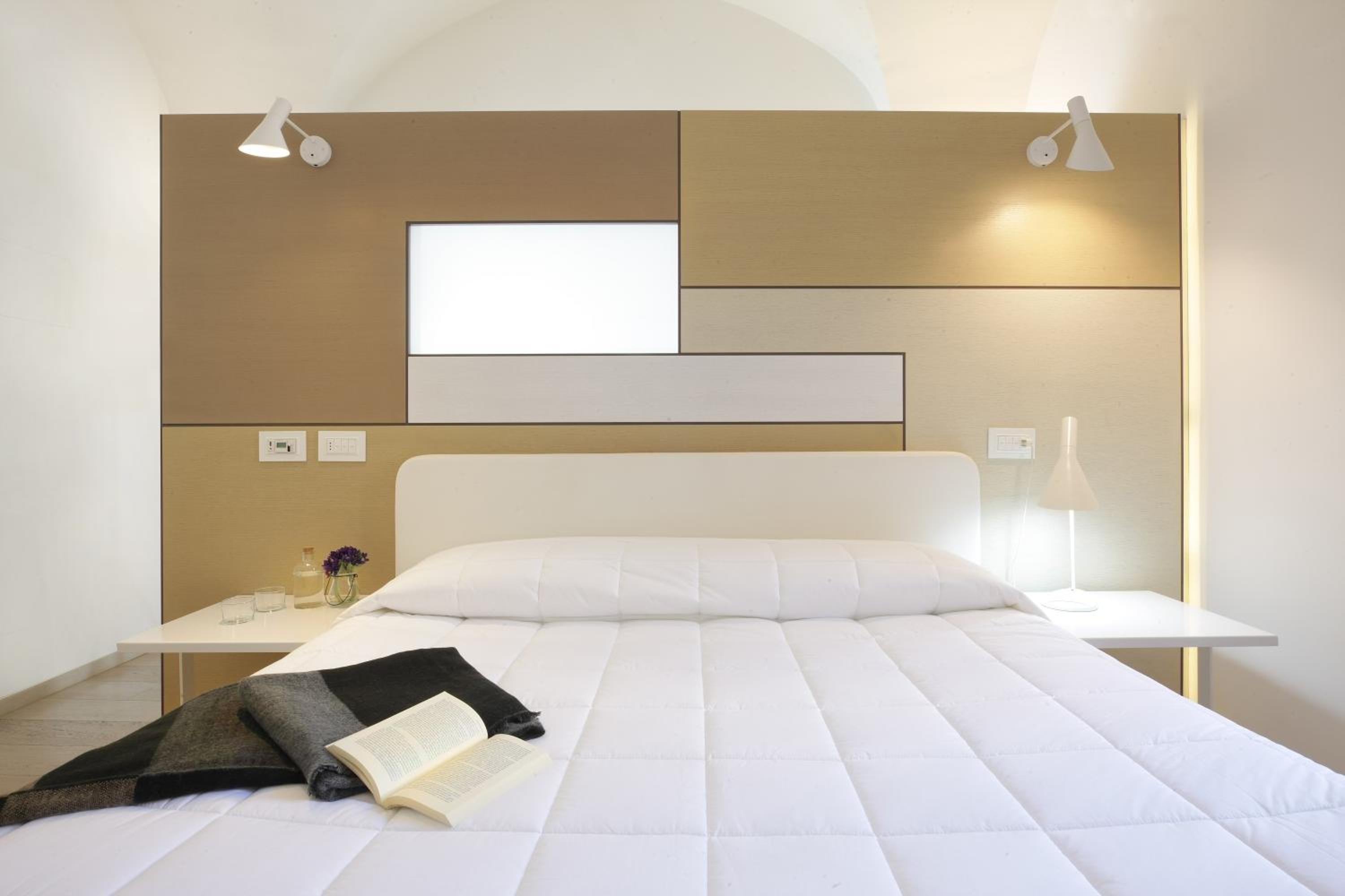 Standard Double Room - Photo 9