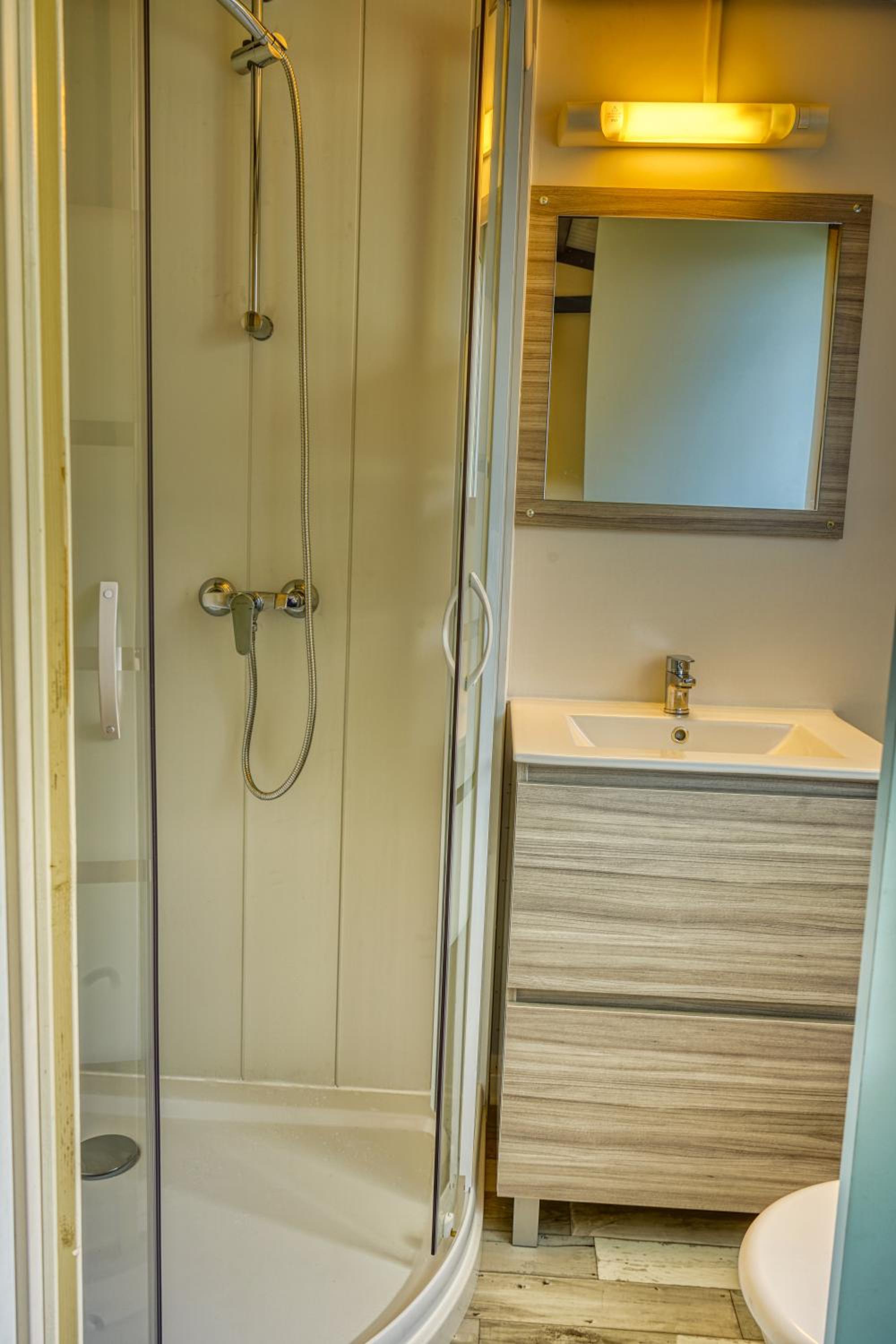 Chalet with Air Conditioning (5 Adults) photo 2