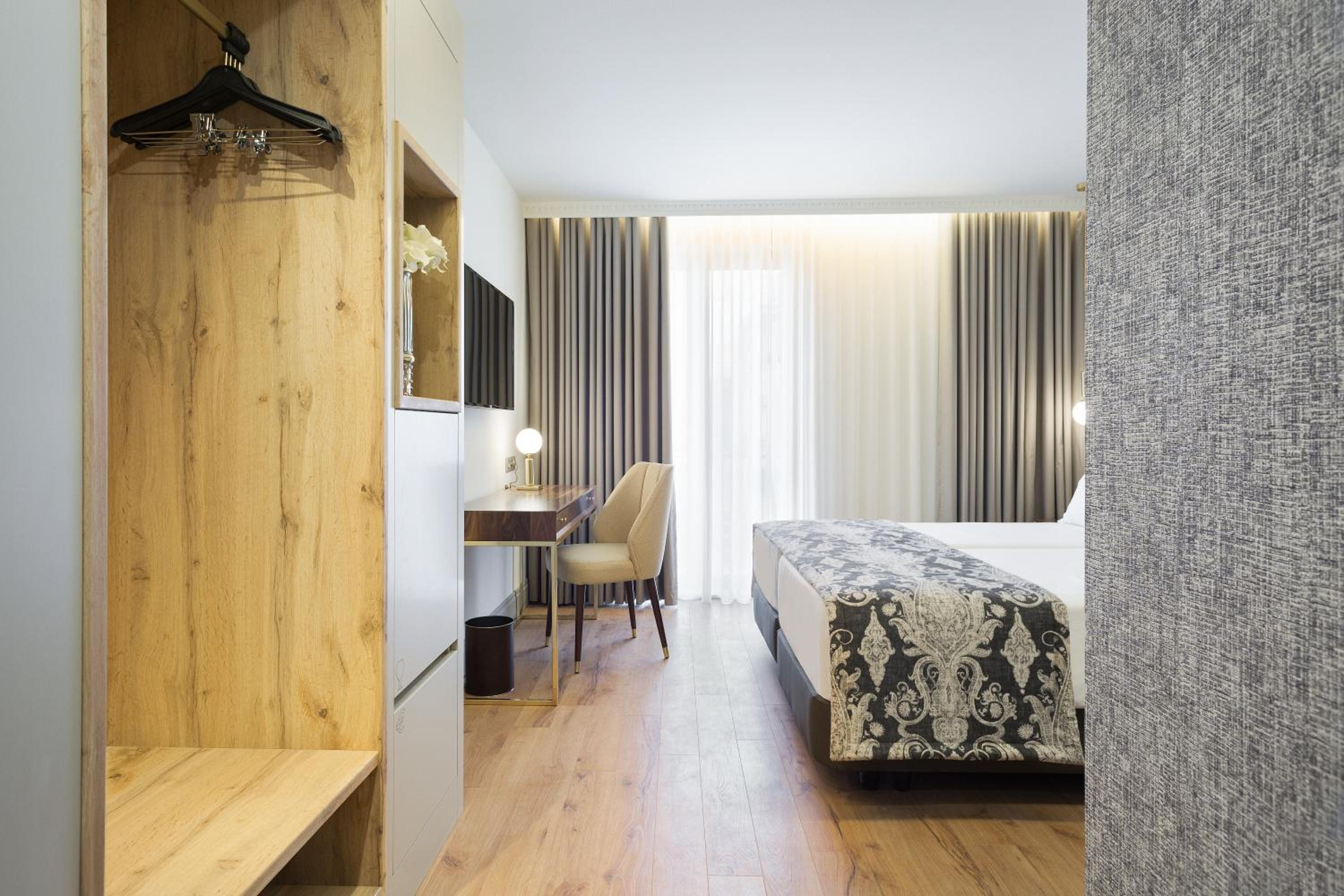 Standard Double Room - Photo 9