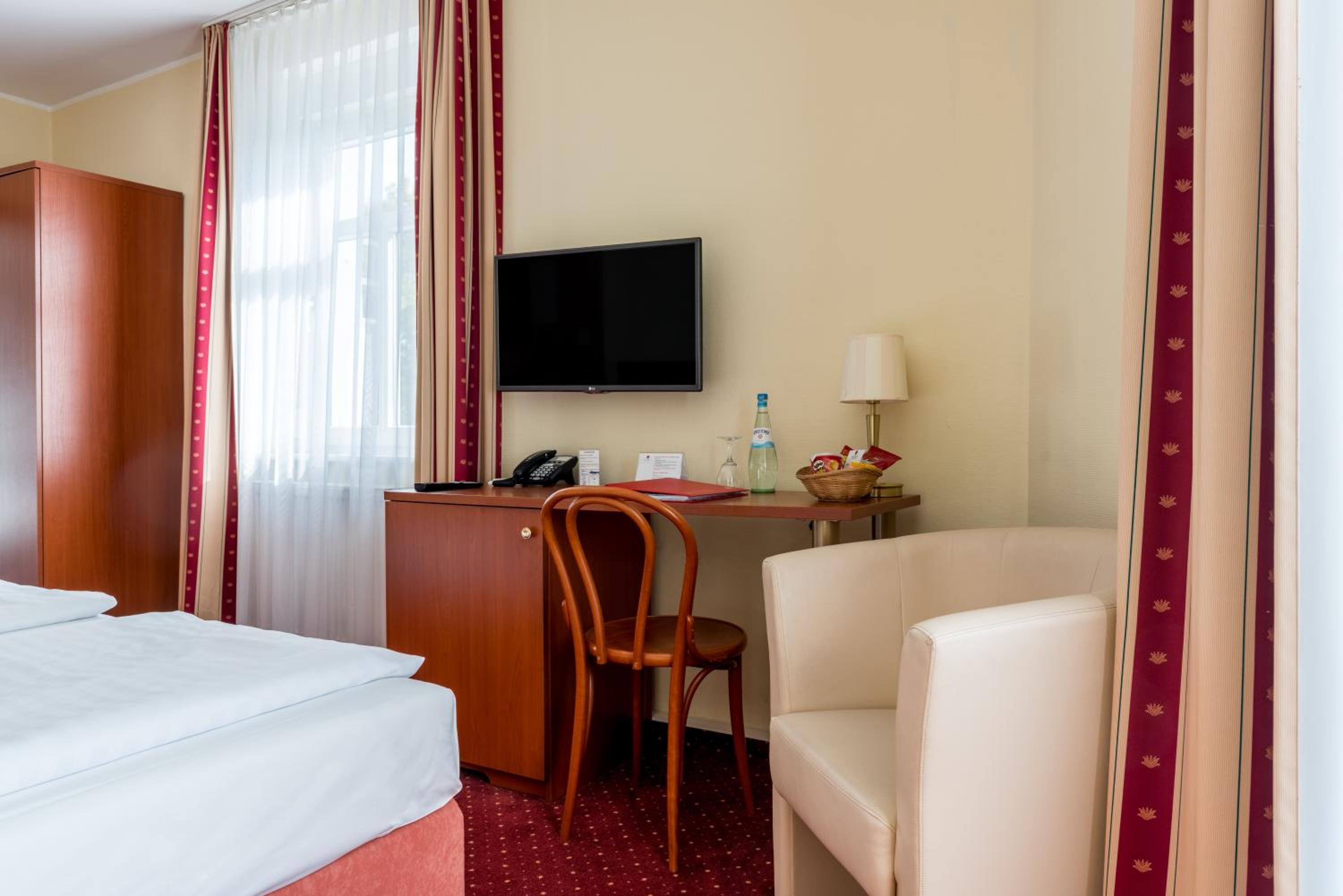 Standard Double Room - Photo 7